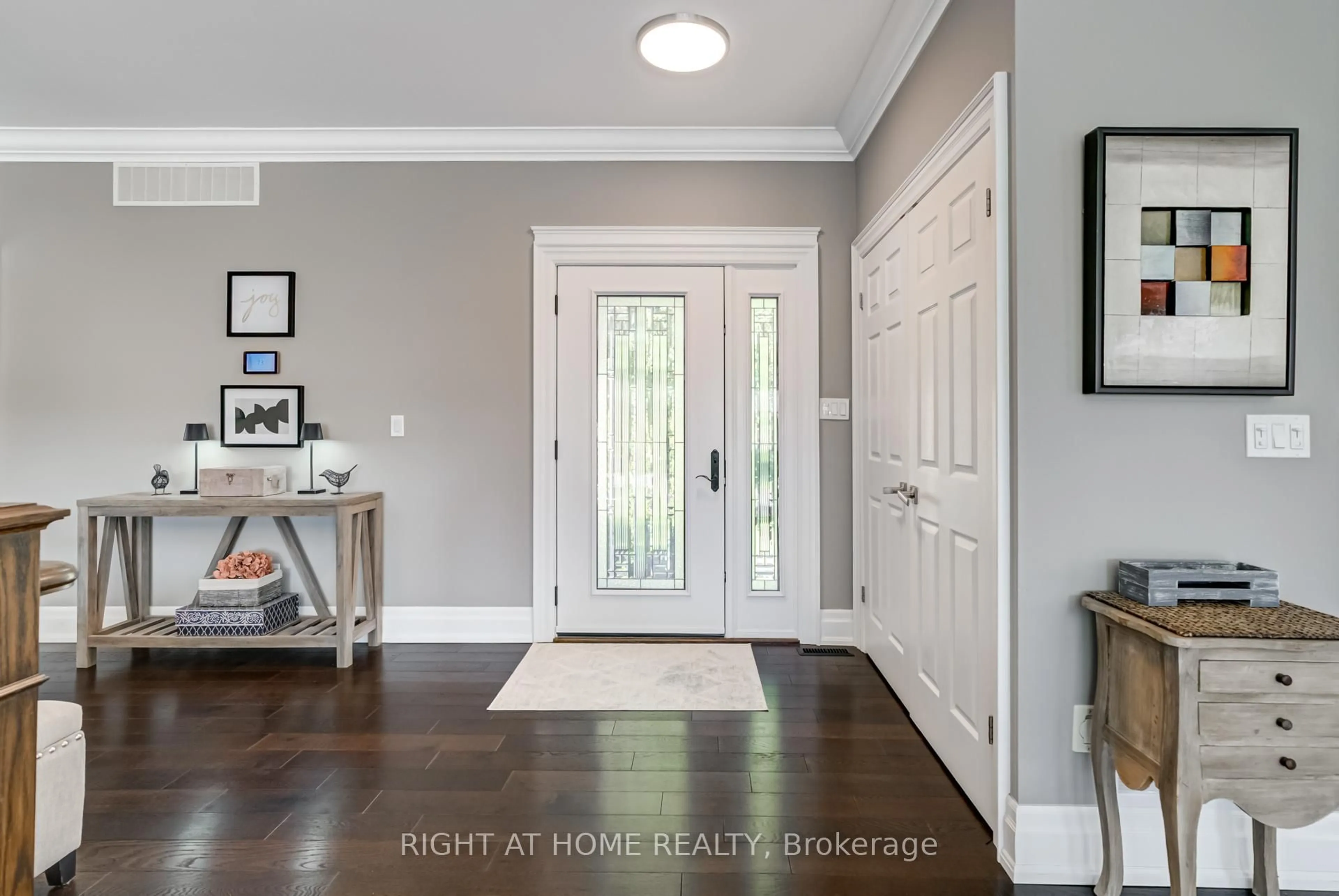 Indoor entryway for 32 Mikelen Dr, Scugog Ontario L9L 1V1