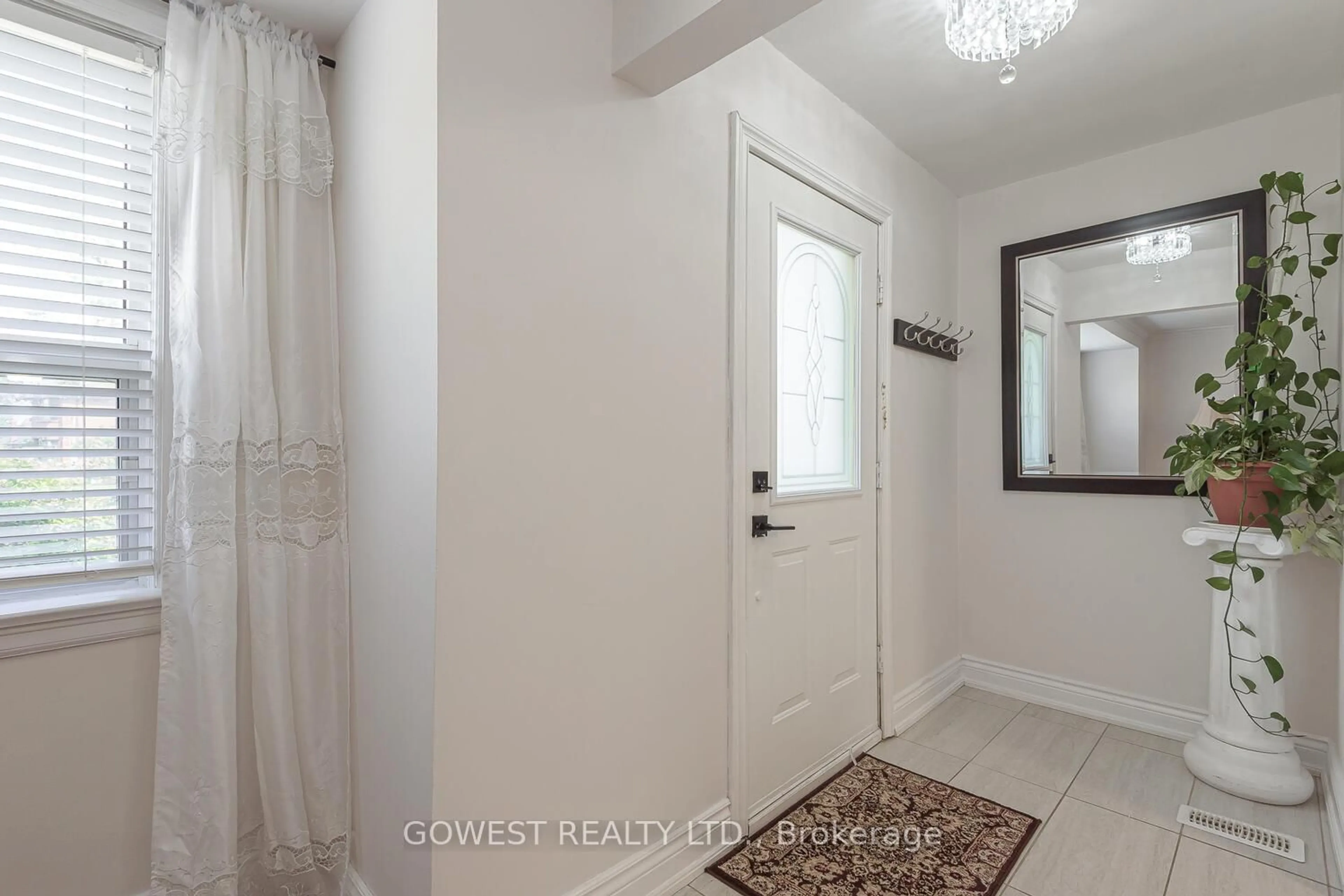 Indoor entryway for 1 Fairbourne Cres, Toronto Ontario M1L 3M6