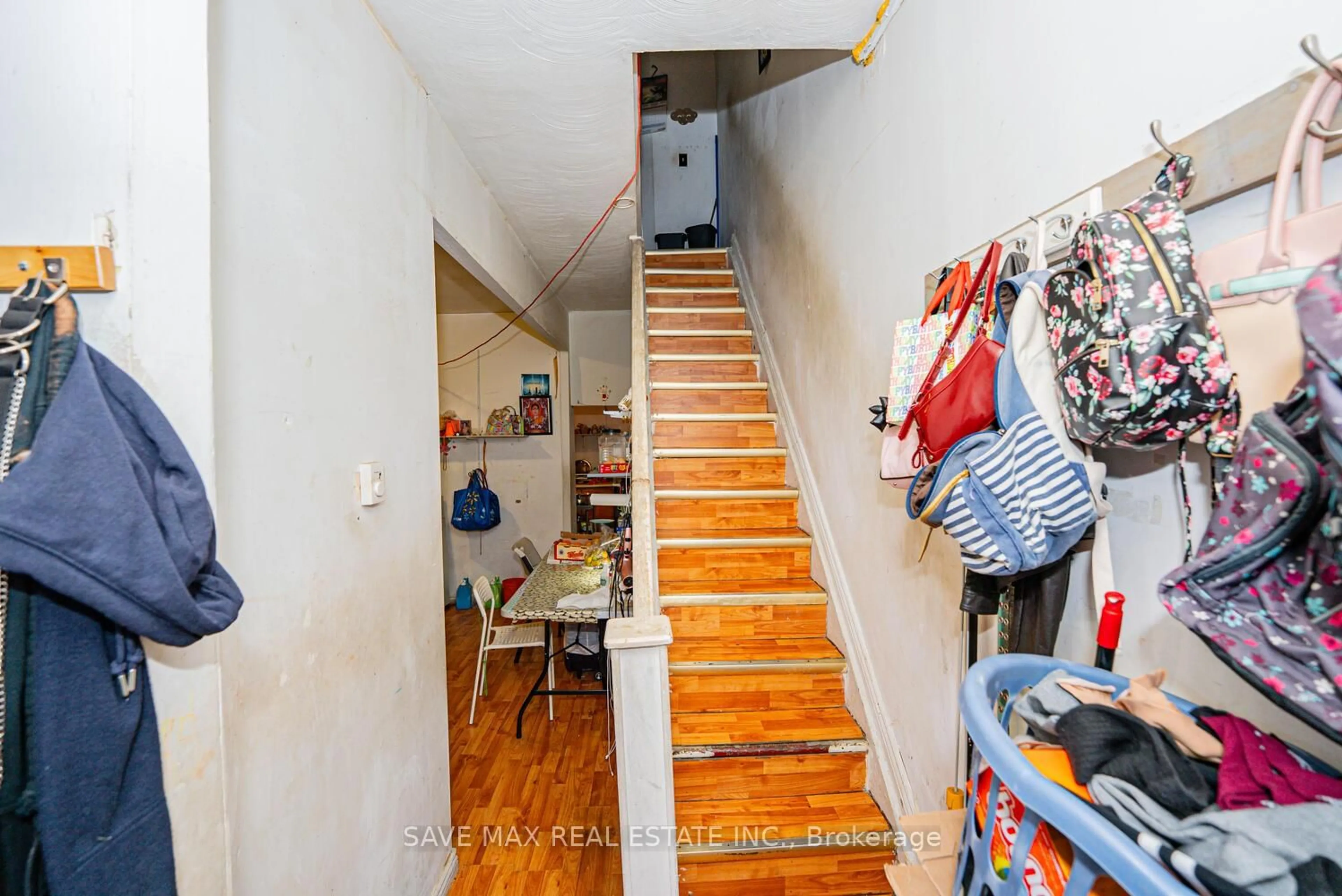 Unknown for 283 Rhodes Ave, Toronto Ontario M4L 3A4