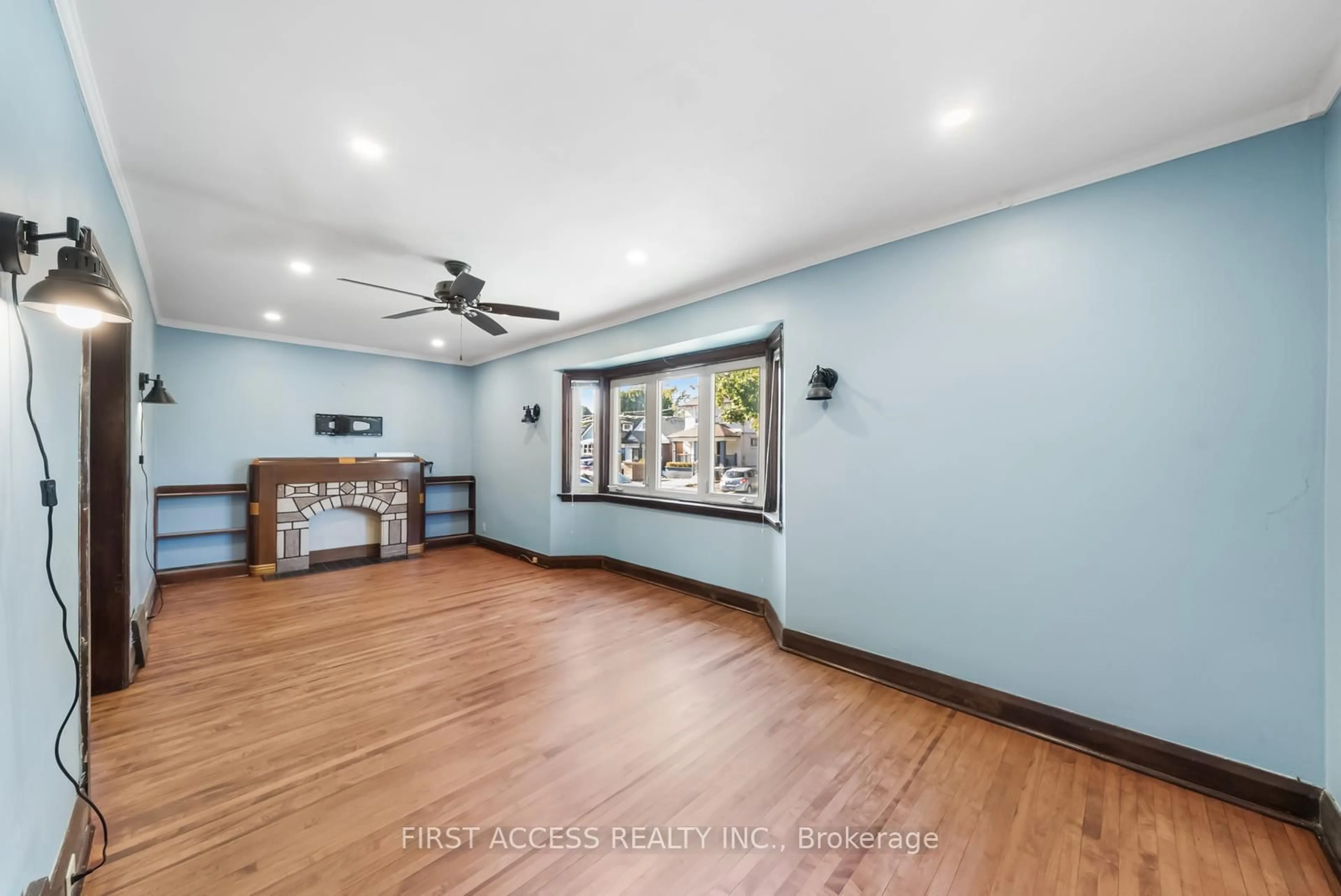 A pic of a room for 1005 Cosburn Ave, Toronto Ontario M4C 2W8