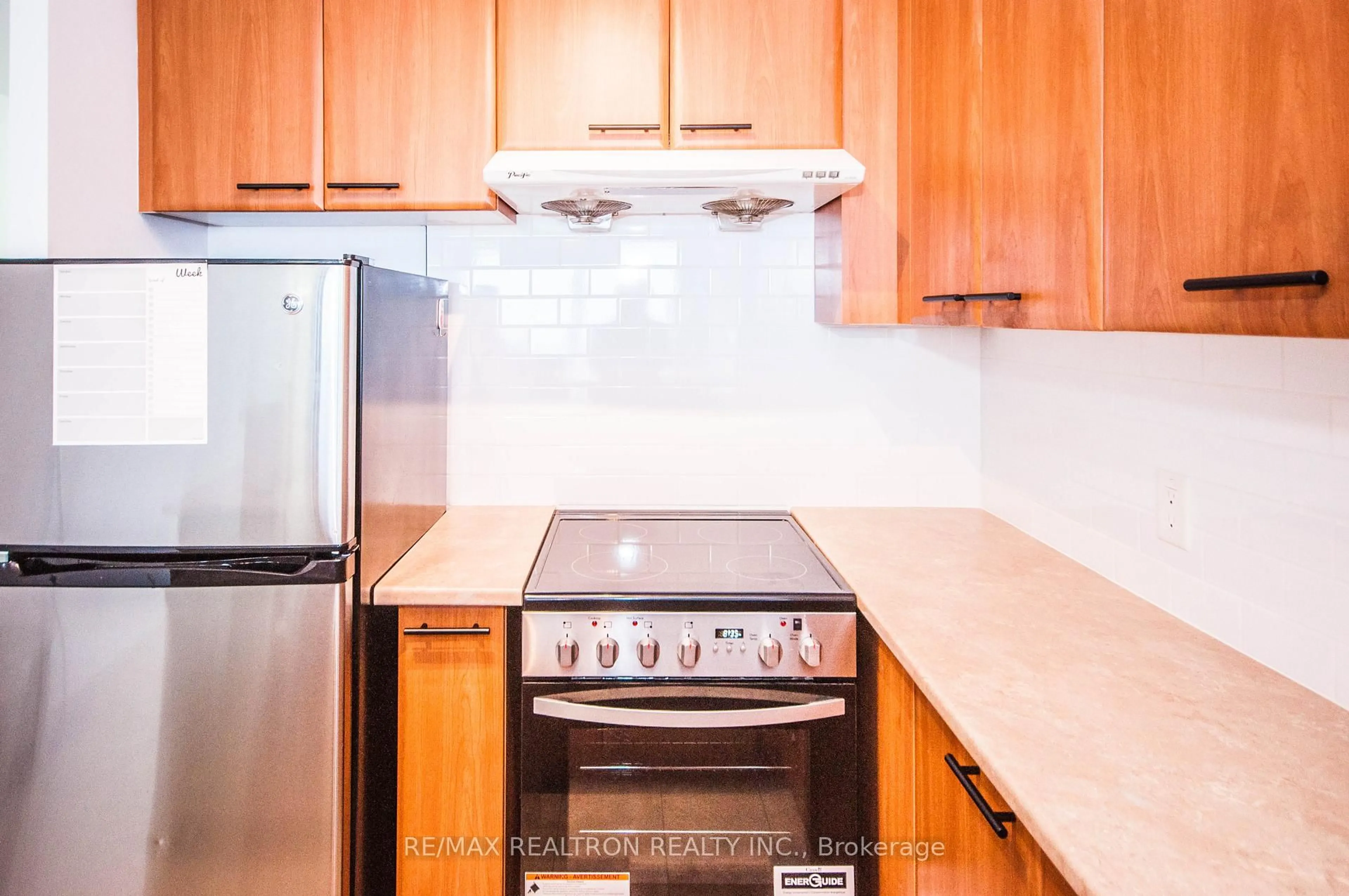 Standard kitchen, unknown for 36 Lee Centre Dr #3102, Toronto Ontario M1H 3K2
