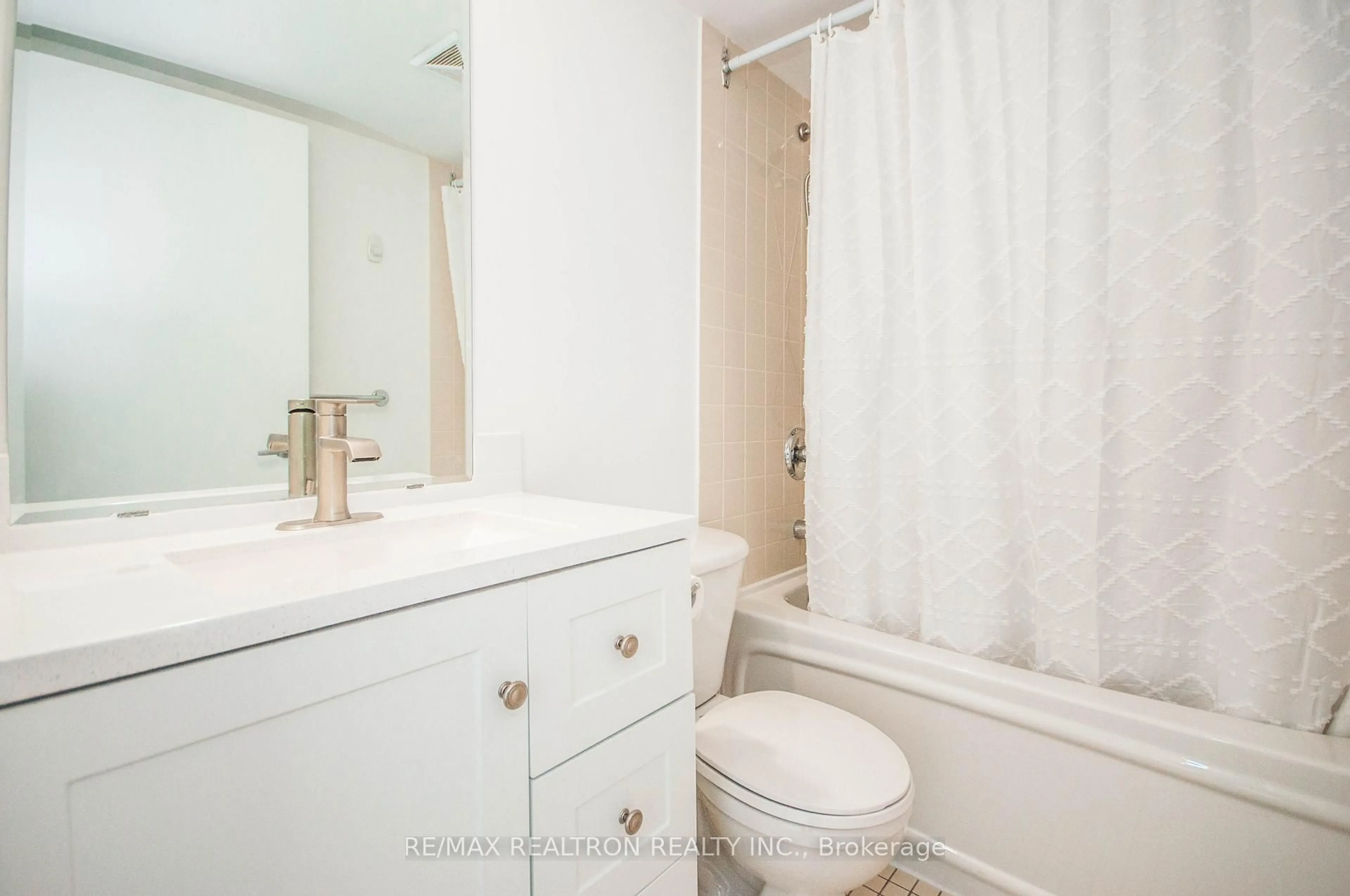 Standard bathroom, unknown for 36 Lee Centre Dr #3102, Toronto Ontario M1H 3K2