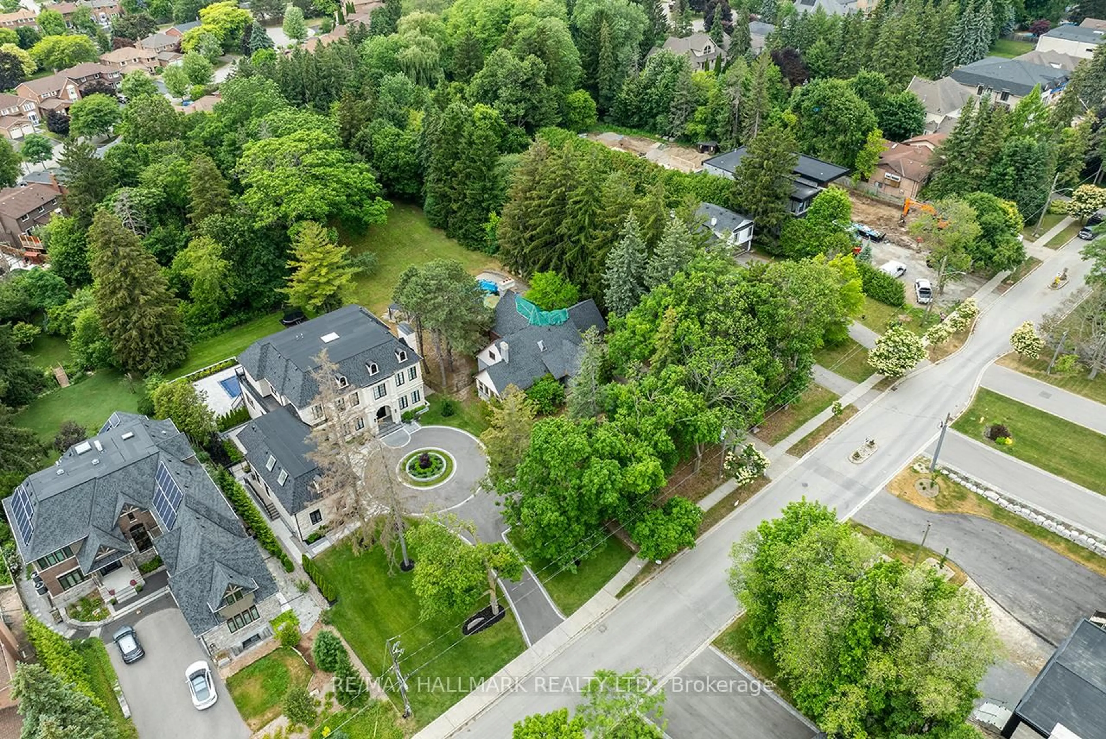 A pic from outside/outdoor area/front of a property/back of a property/a pic from drone, street for 1382 Rougemount Dr, Pickering Ontario L1V 1N1