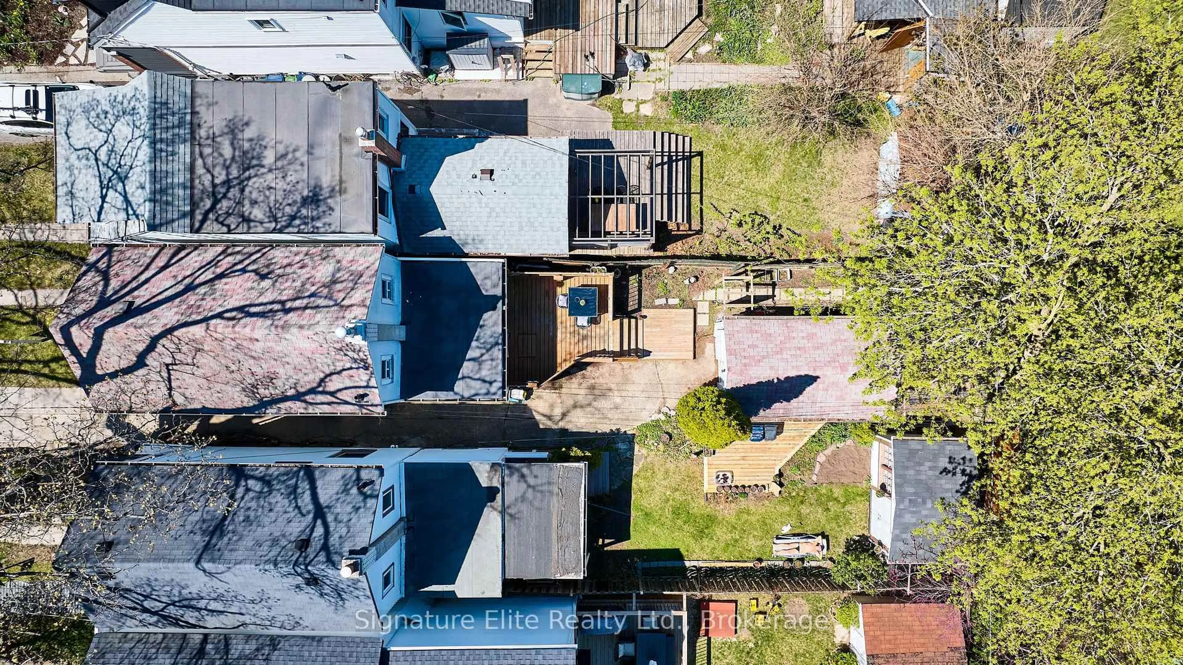 A pic from outside/outdoor area/front of a property/back of a property/a pic from drone, city buildings view from balcony for 808 Sammon Ave, Toronto Ontario M4C 2E8