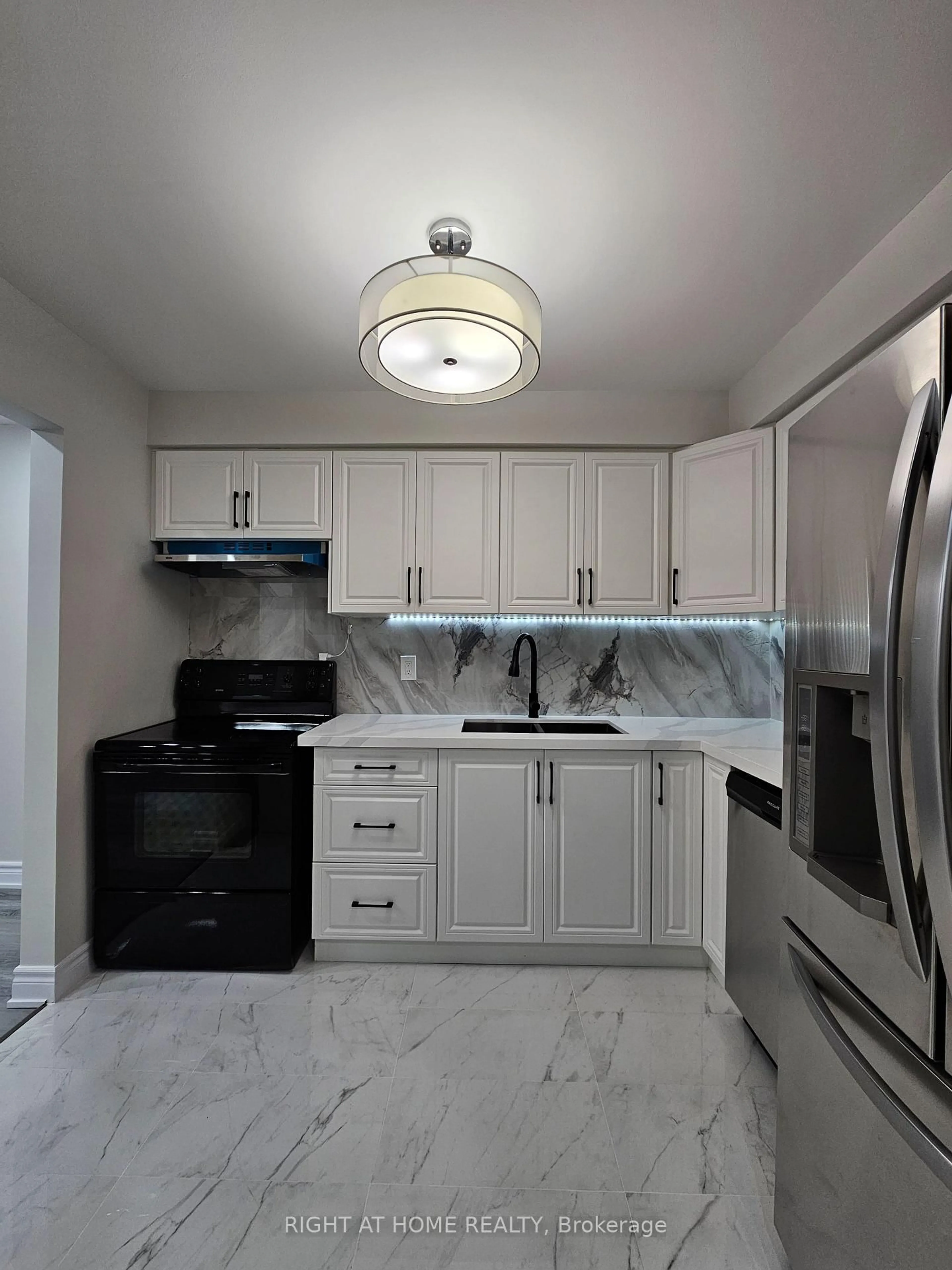 Standard kitchen, ceramic/tile floor for 19 Greenfield Cres, Whitby Ontario L1N 7G2