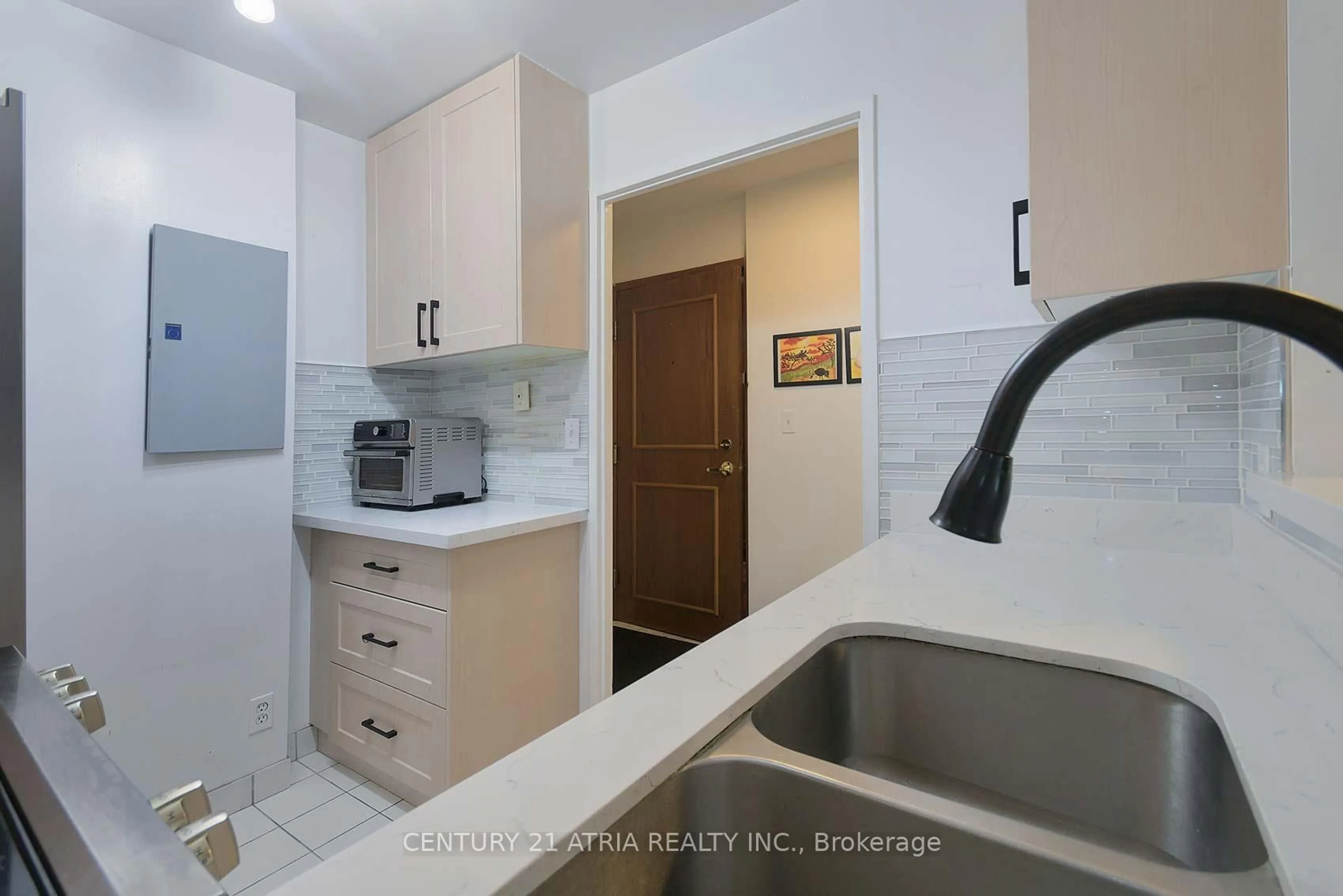 Standard kitchen, ceramic/tile floor for 8 Lee Centre Dr #710, Toronto Ontario M1H 3H8