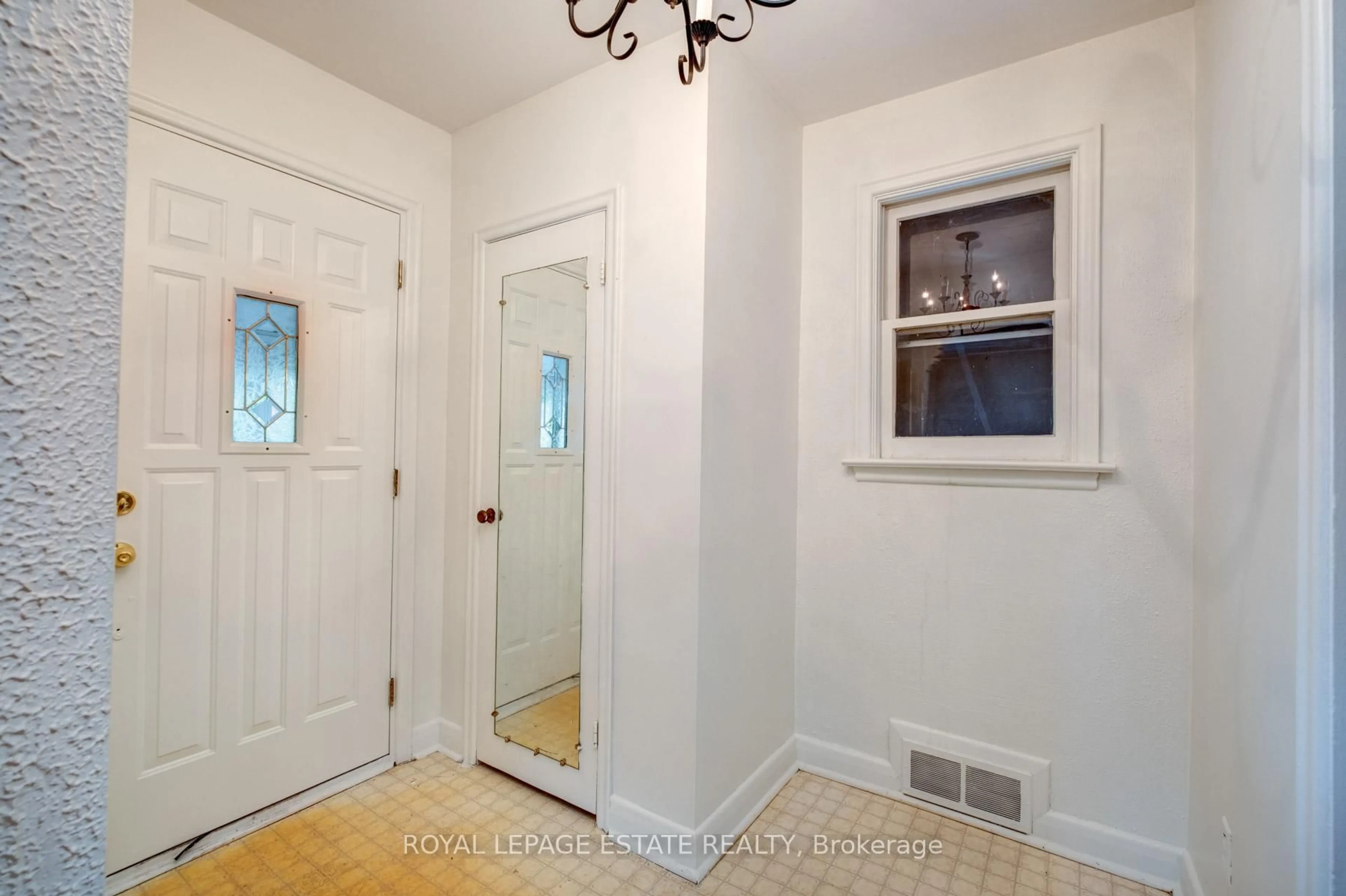 Indoor entryway for 132 Budea Cres, Toronto Ontario M1R 4W1