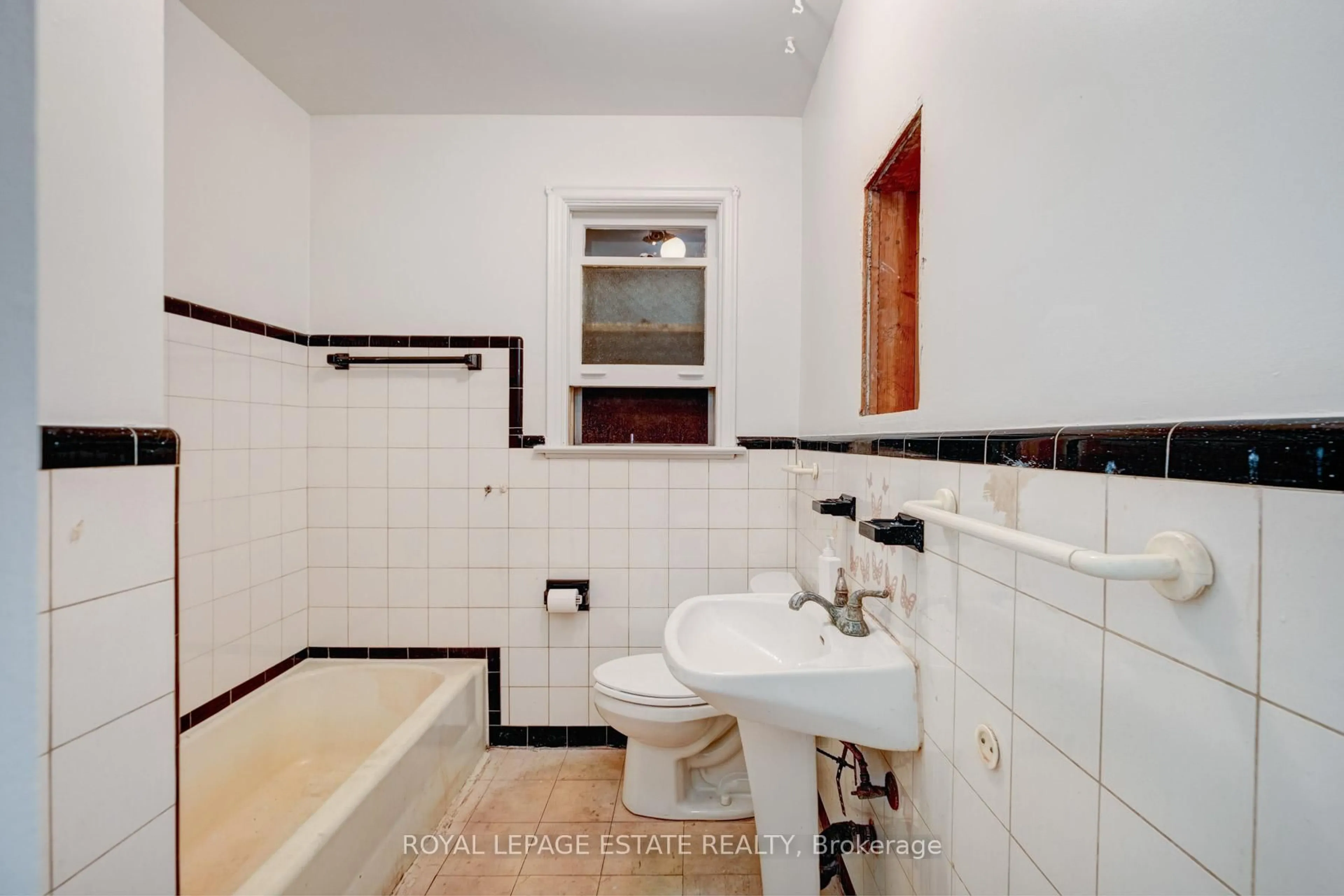 Standard bathroom, ceramic/tile floor for 132 Budea Cres, Toronto Ontario M1R 4W1