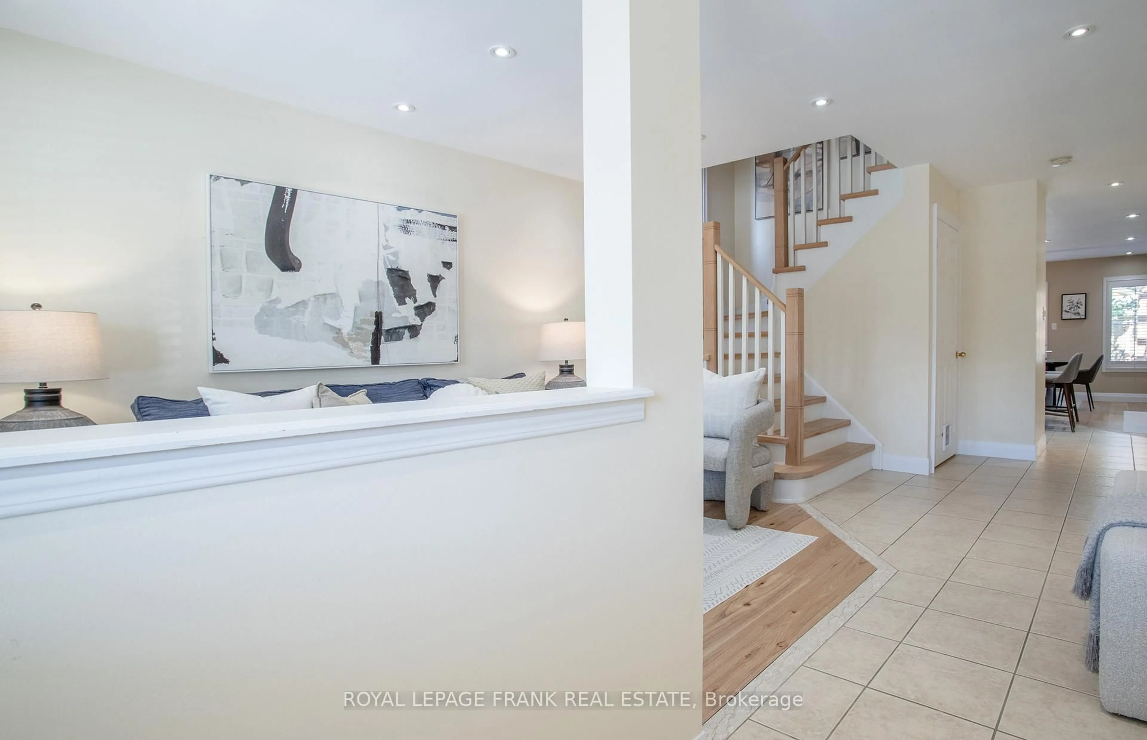 Indoor foyer for 4 Settlers Crt, Whitby Ontario L1M 2L4