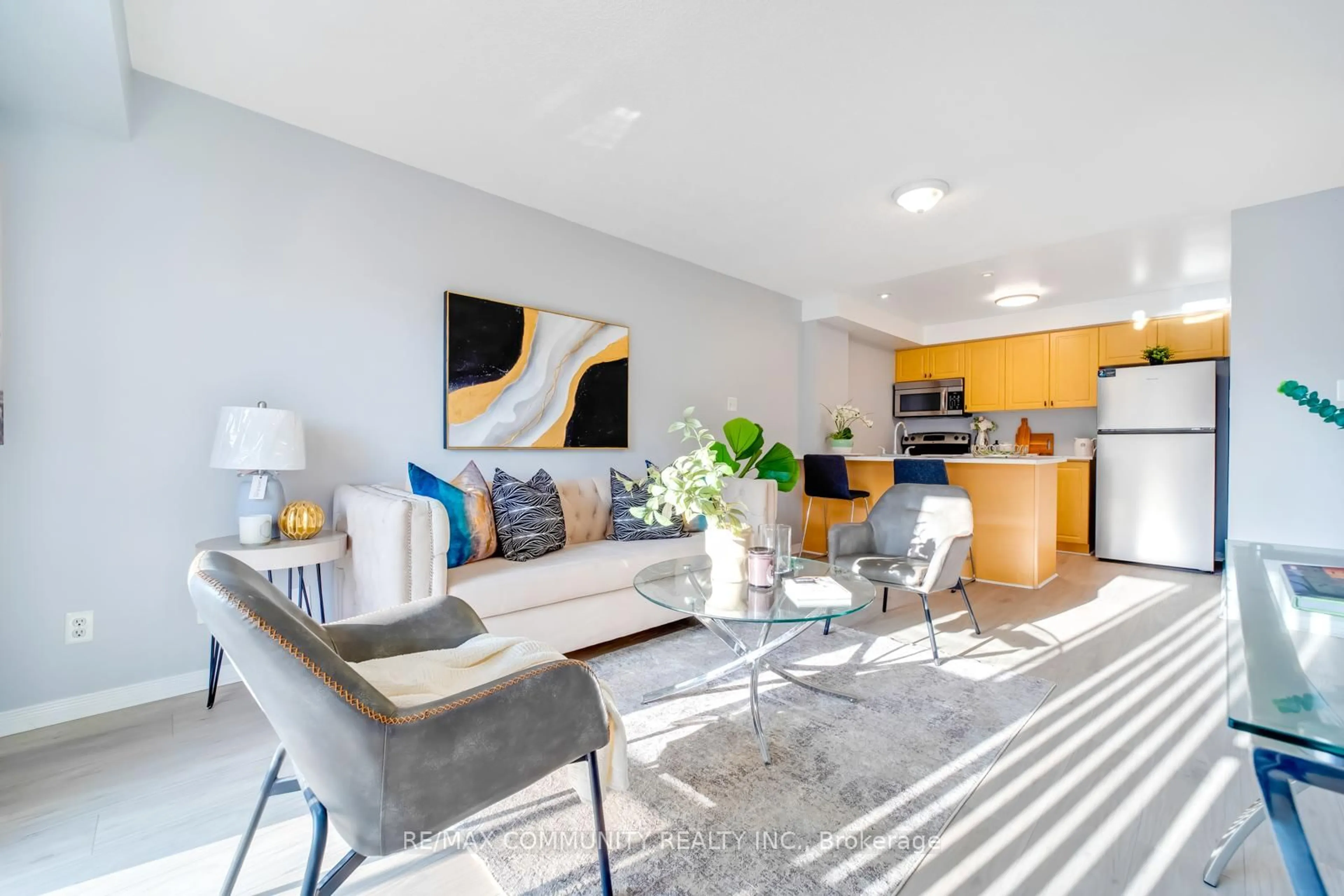 Living room with furniture, unknown for 124 Aspen Springs Dr #202, Clarington Ontario L1C 0G8
