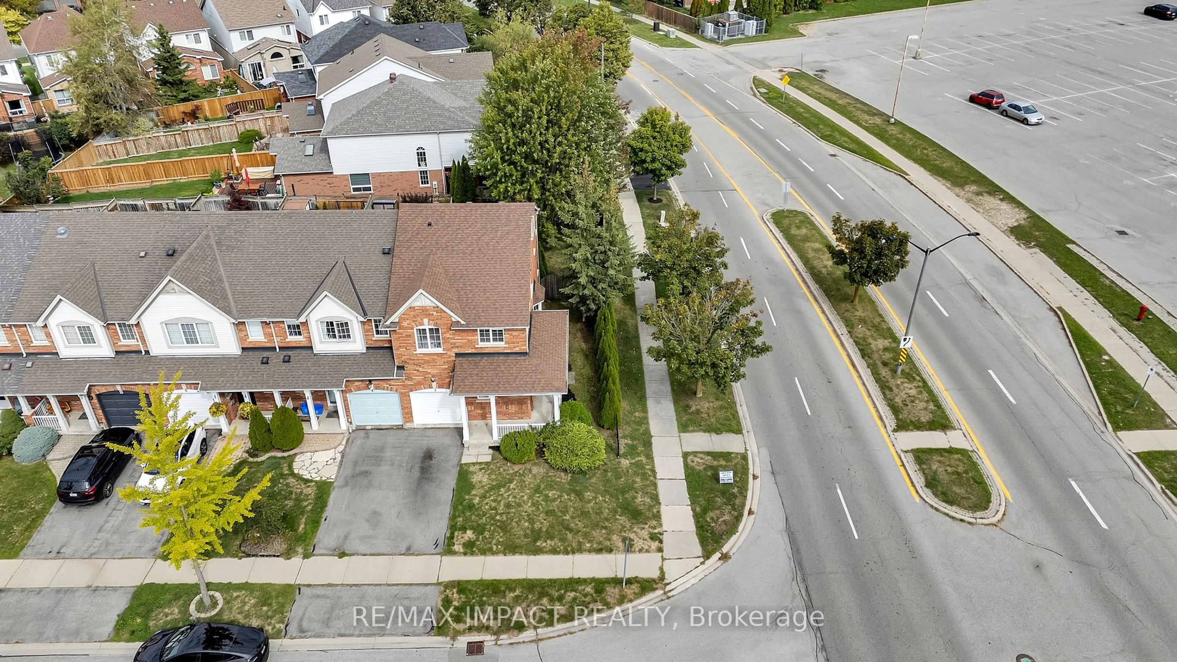 A pic from outside/outdoor area/front of a property/back of a property/a pic from drone, street for 2 Plantation Crt, Whitby Ontario L1P 1R2