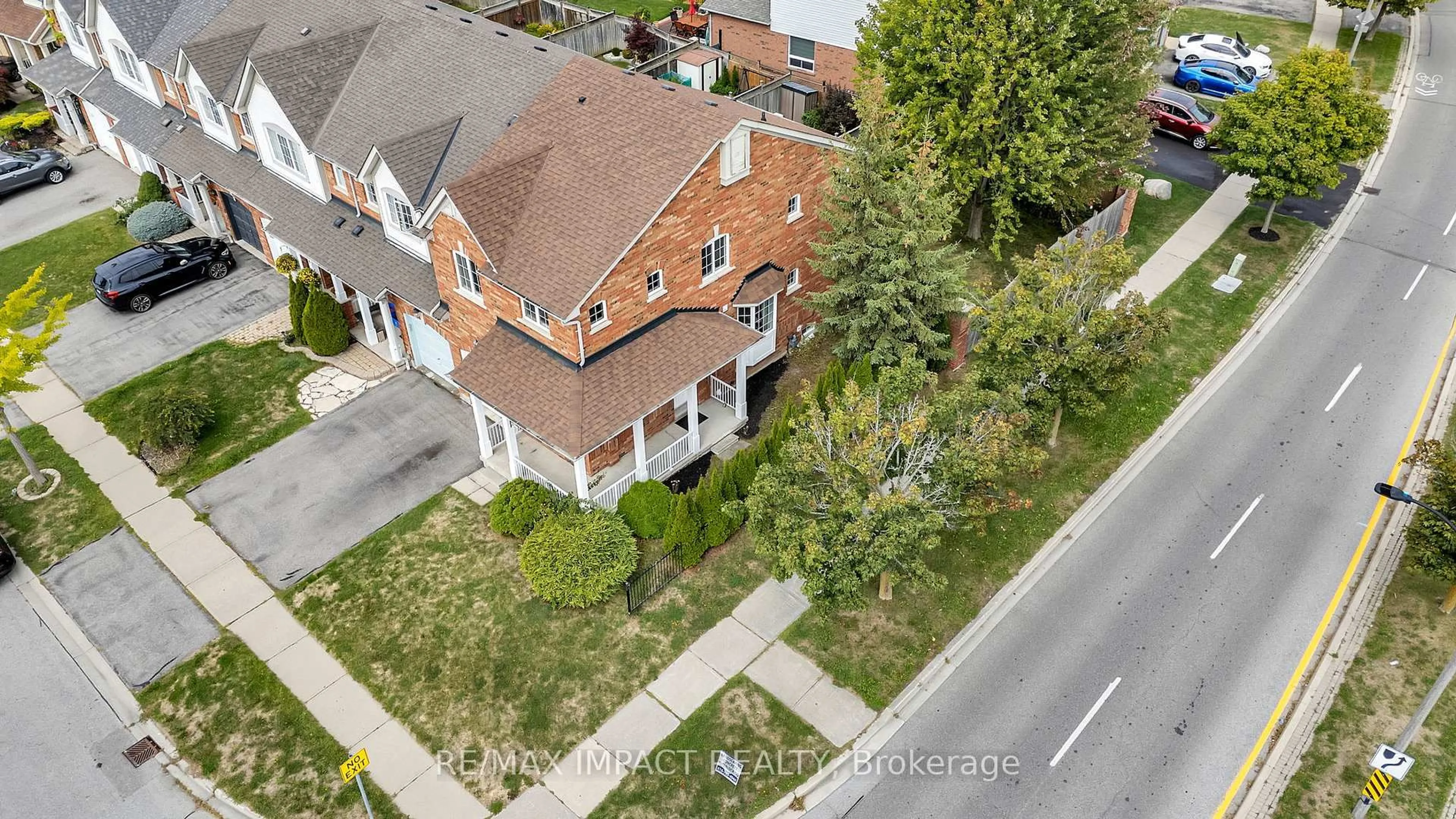 A pic from outside/outdoor area/front of a property/back of a property/a pic from drone, street for 2 Plantation Crt, Whitby Ontario L1P 1R2