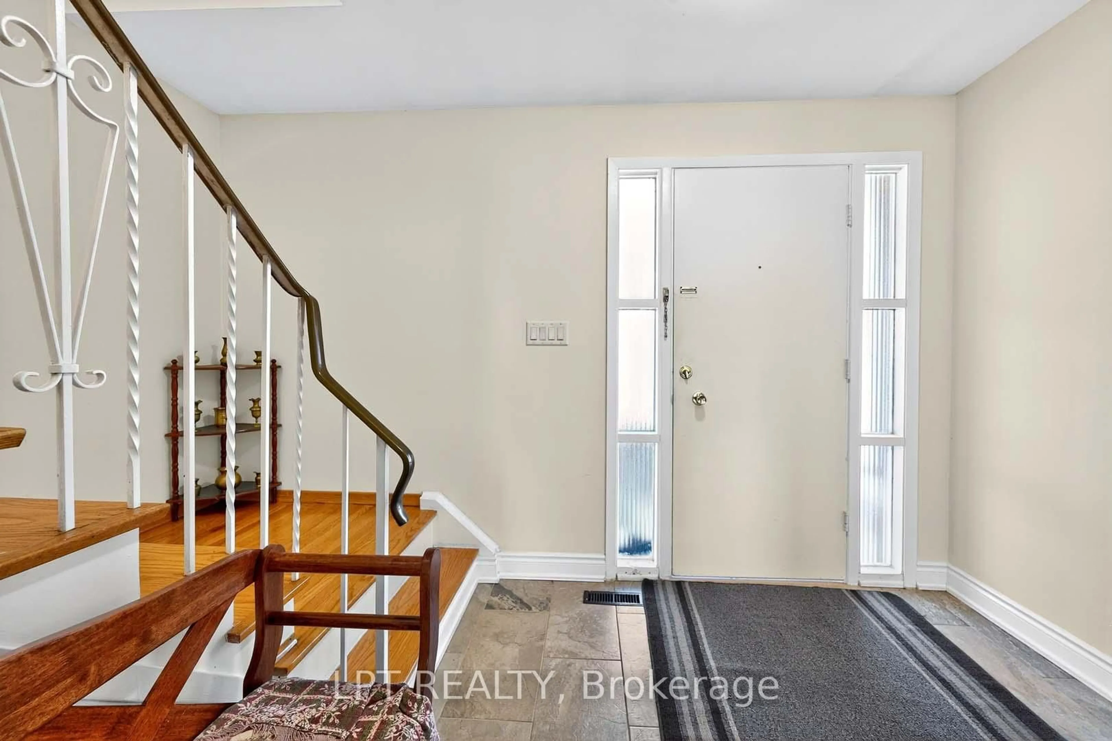 Indoor entryway for 49 Kentish Cres, Toronto Ontario M1S 2Z3