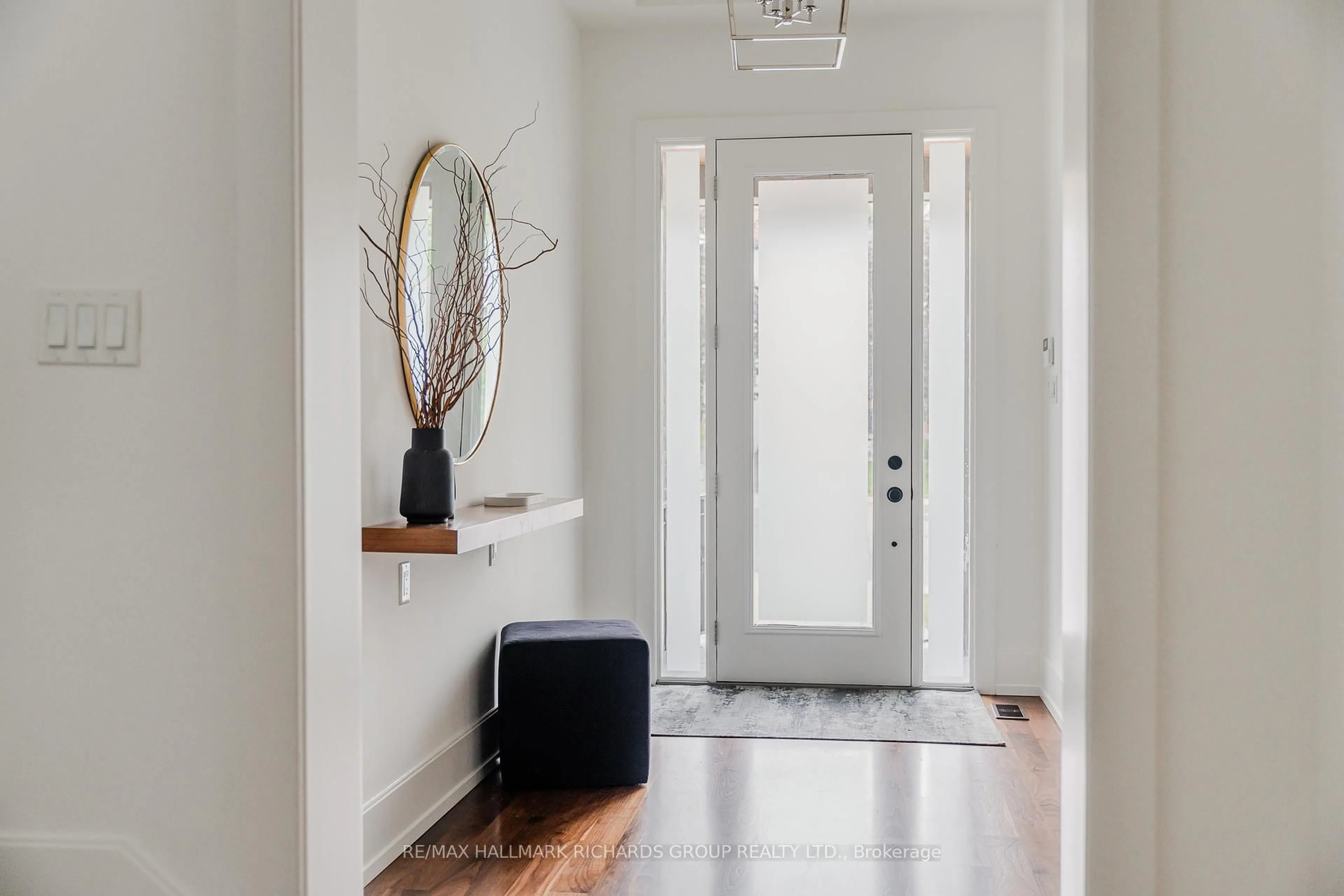 Indoor entryway for 6 Leonard Circ, Toronto Ontario M4E 2Z7