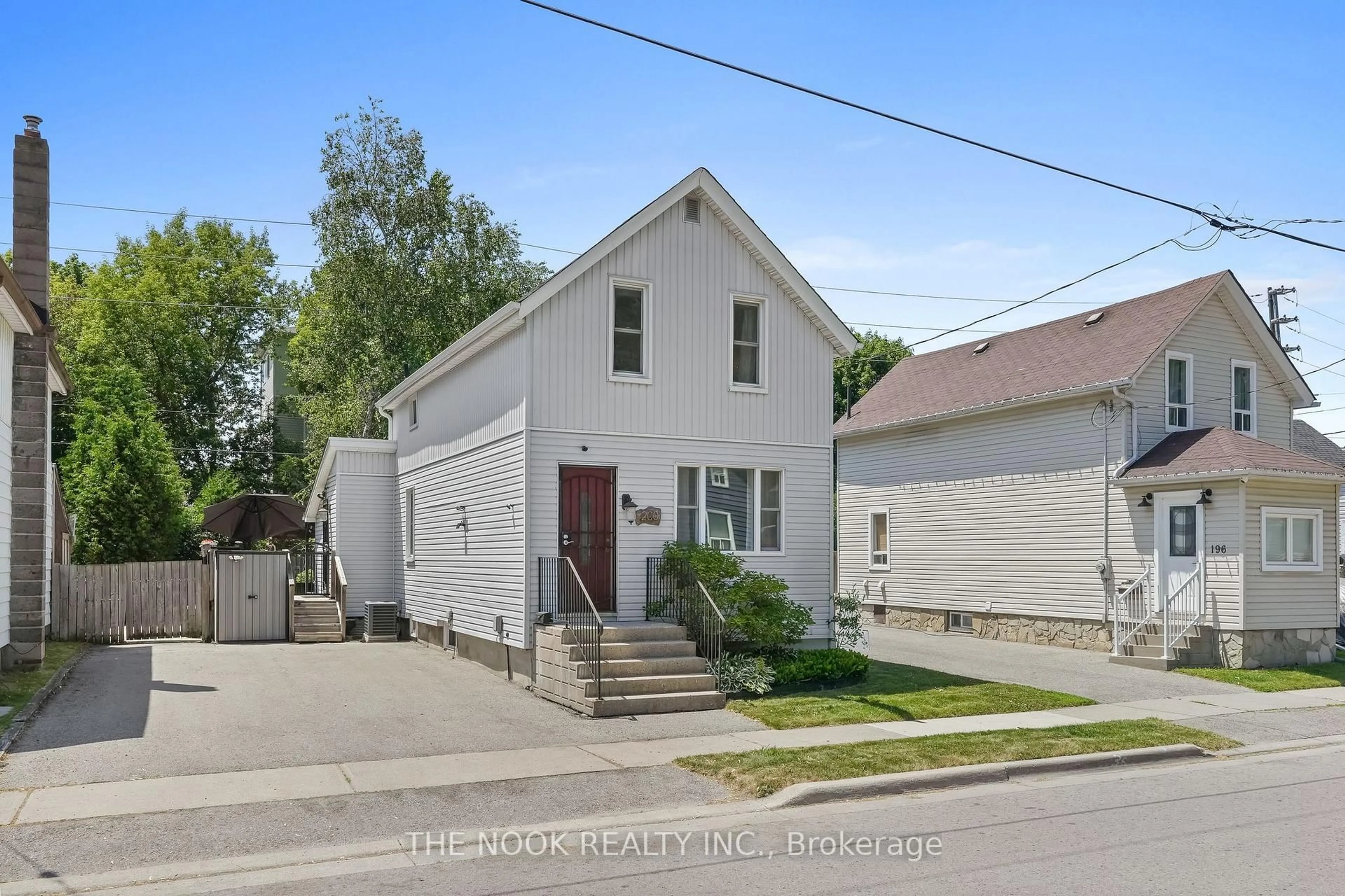 A pic from outside/outdoor area/front of a property/back of a property/a pic from drone, street for 200 Court St, Oshawa Ontario L1H 4W7