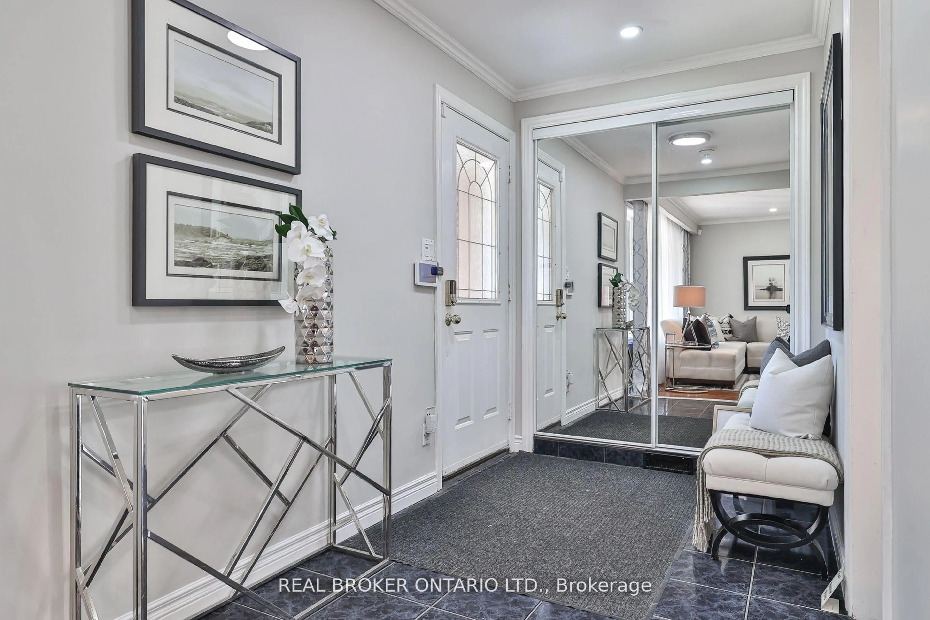 Indoor entryway for 34 Alpaca Dr, Toronto Ontario M1J 2Z7