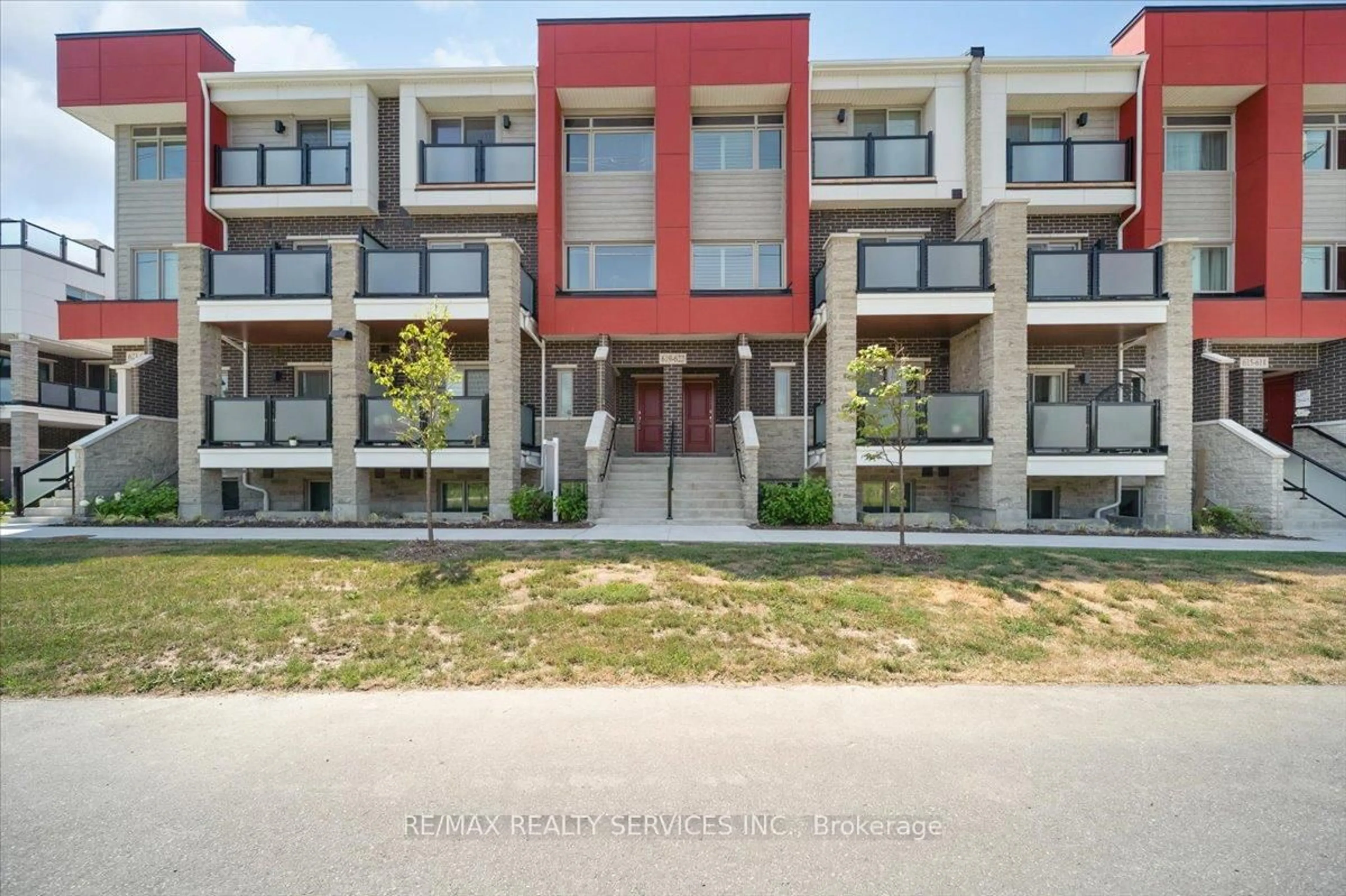 Patio, building for 1034 Reflection Pl #622, Pickering Ontario L1X 0L1