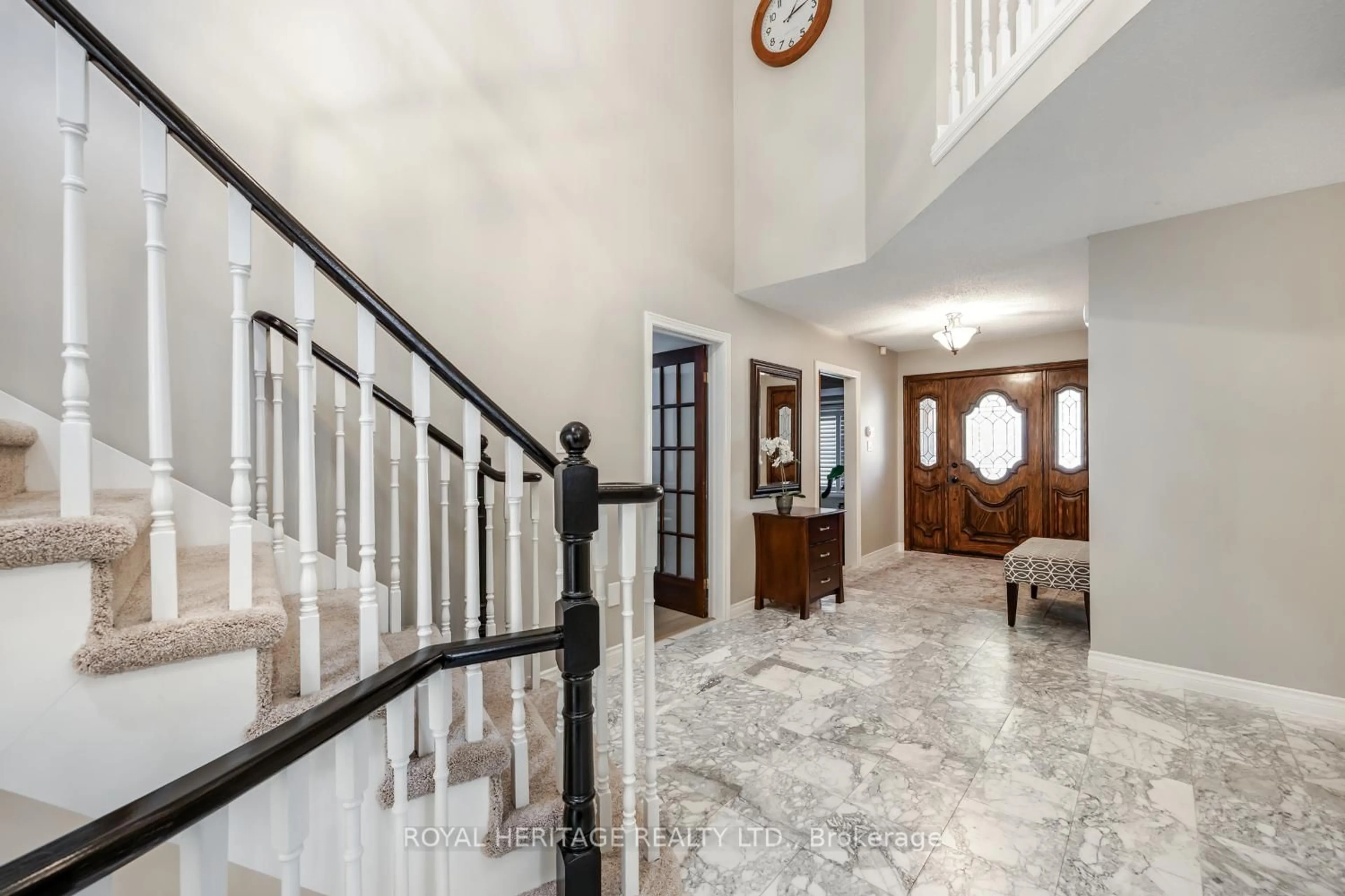 Indoor foyer for 49 Black Creek Tr, Clarington Ontario L1E 1J8