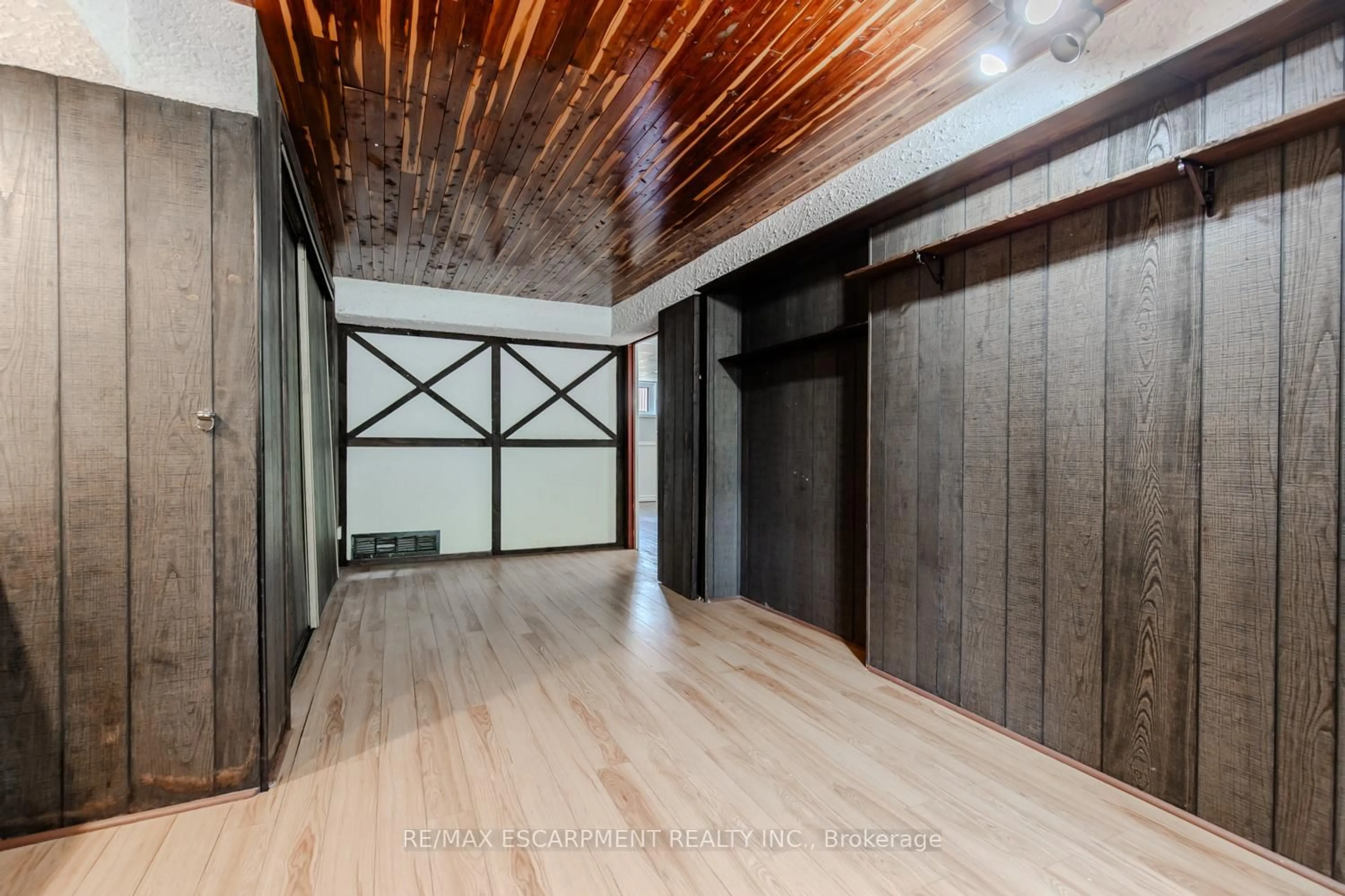 Indoor foyer for 60 Greenock Ave, Toronto Ontario M1G 2Z9