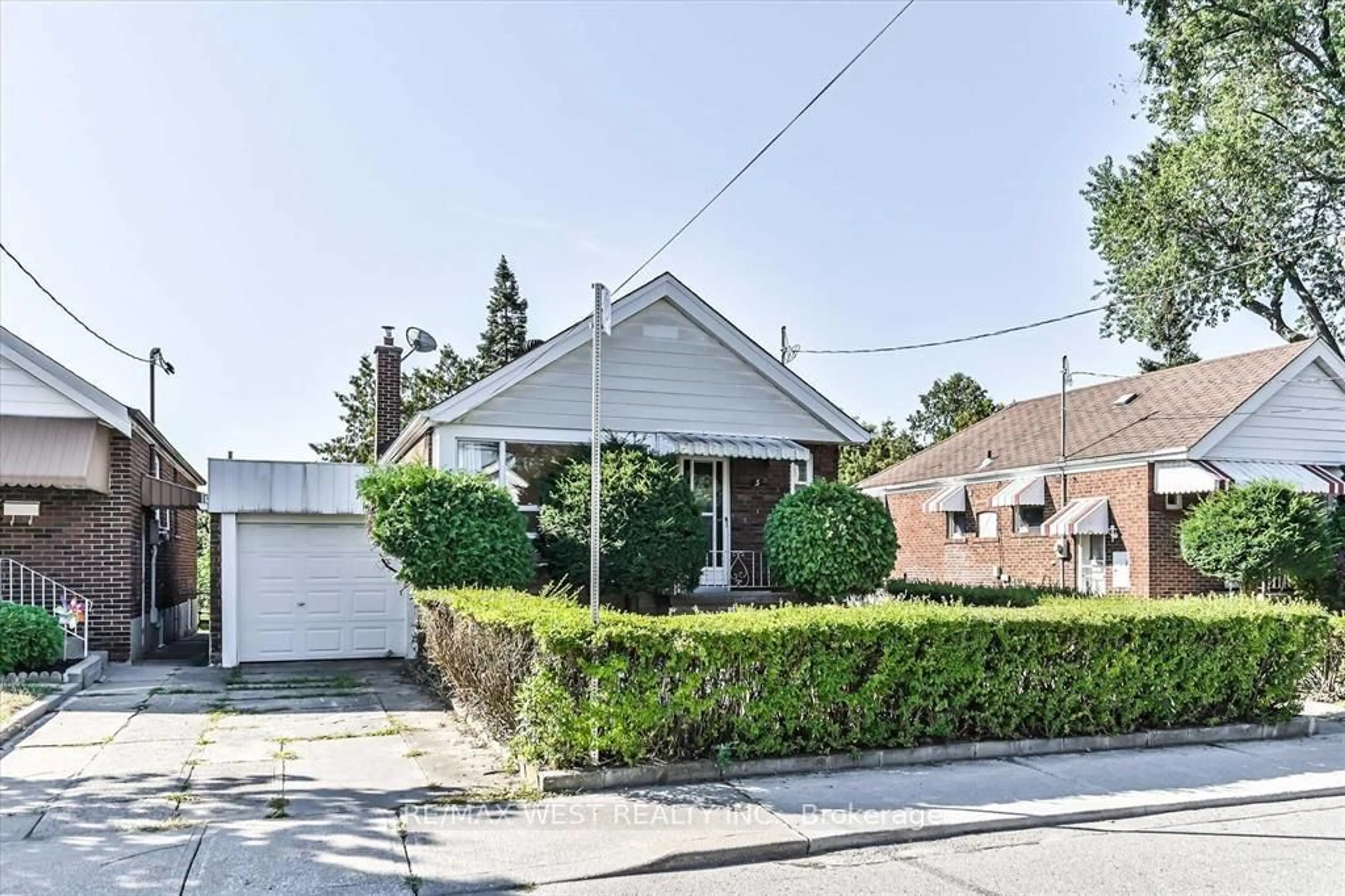 A pic from outside/outdoor area/front of a property/back of a property/a pic from drone, street for 5 Dieppe Rd, Toronto Ontario M4J 2K8