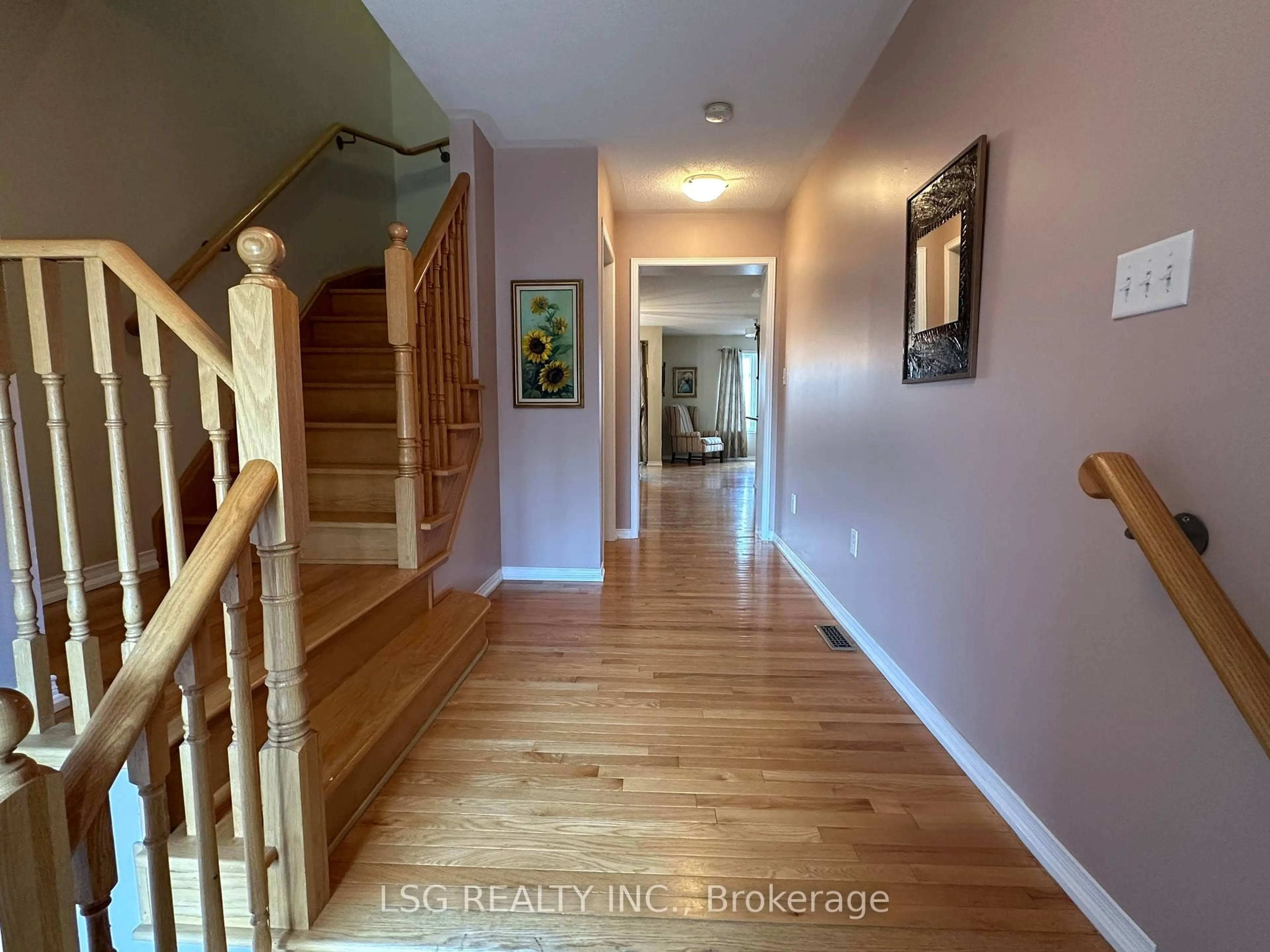 Indoor entryway for 4 Summerside Ave, Whitby Ontario L1R 0G3