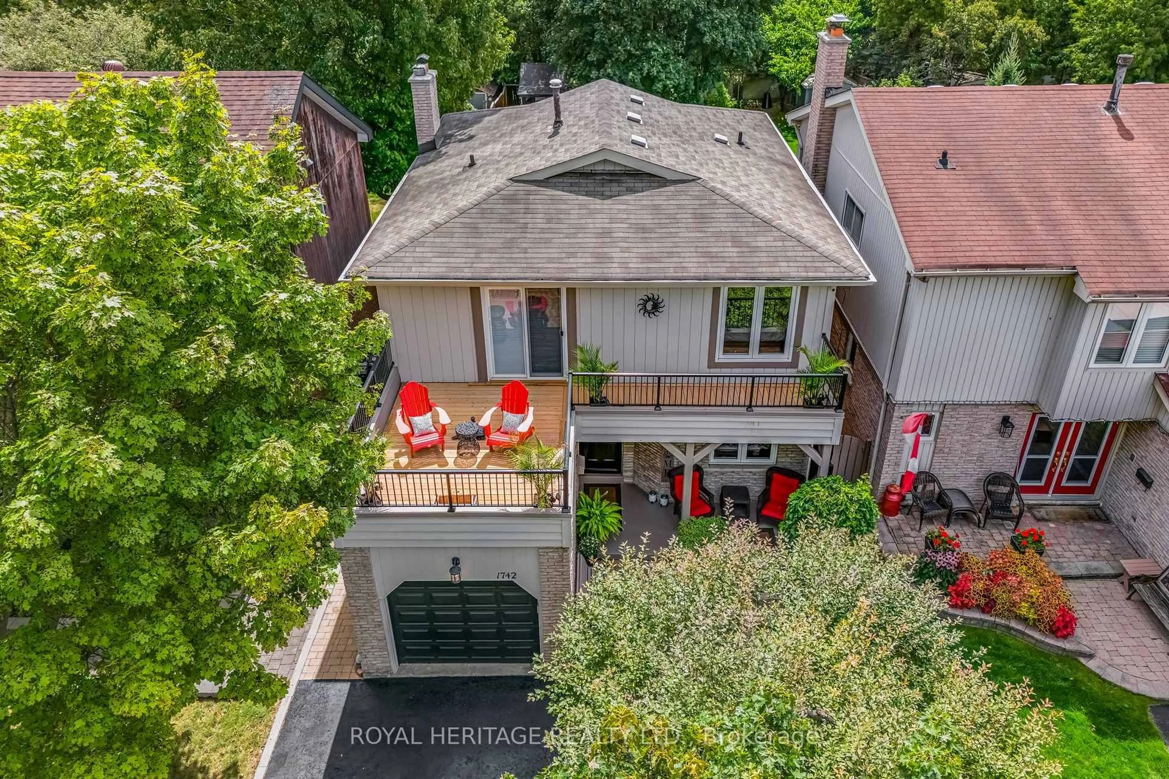 A pic from outside/outdoor area/front of a property/back of a property/a pic from drone, city buildings view from balcony for 1742 Shadybrook Dr, Pickering Ontario L1V 3A5