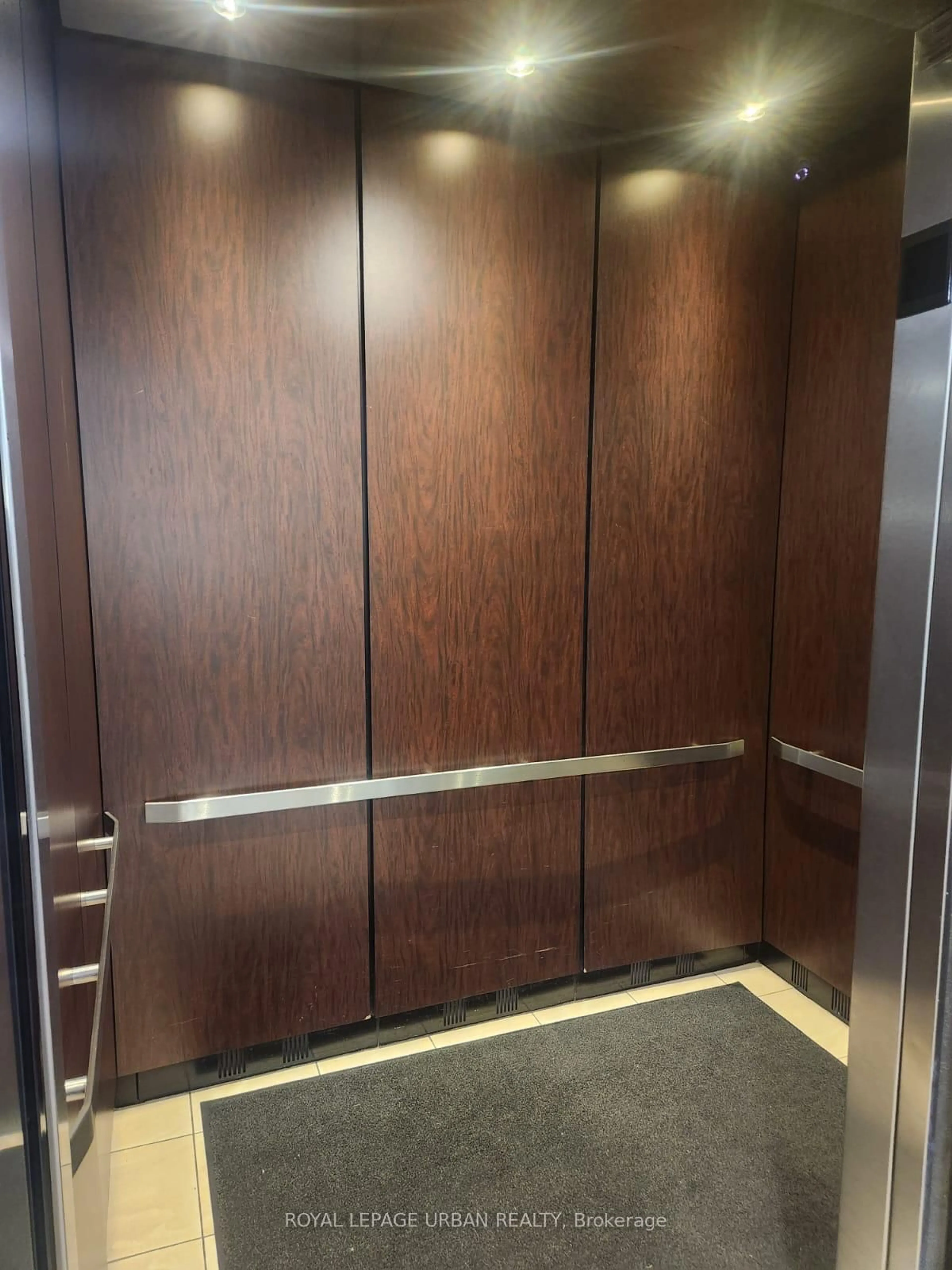 Indoor foyer for 60 Fairfax Cres #211, Toronto Ontario M1L 0E1
