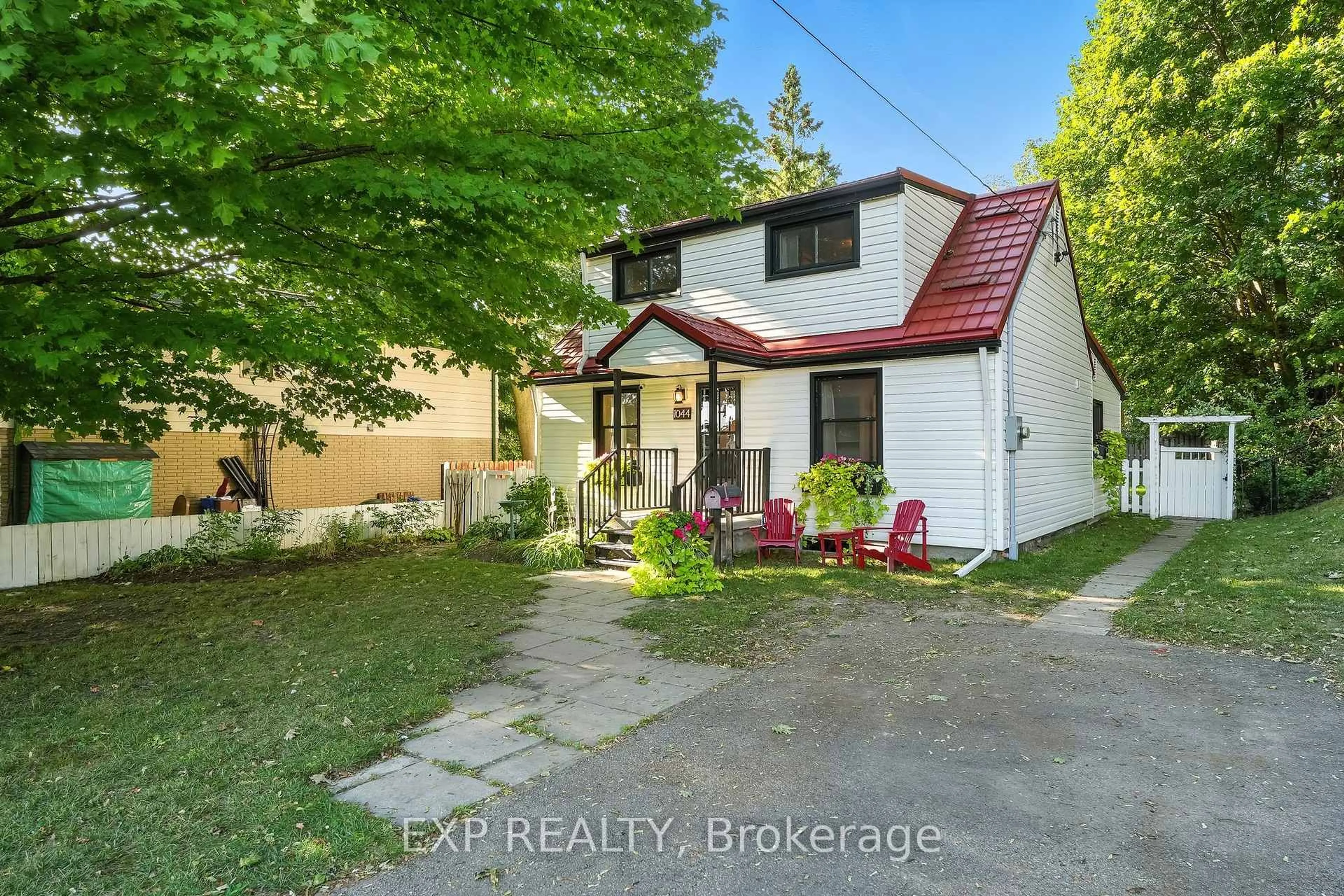 A pic from outside/outdoor area/front of a property/back of a property/a pic from drone, street for 1044 King St, Oshawa Ontario L1H 1H5