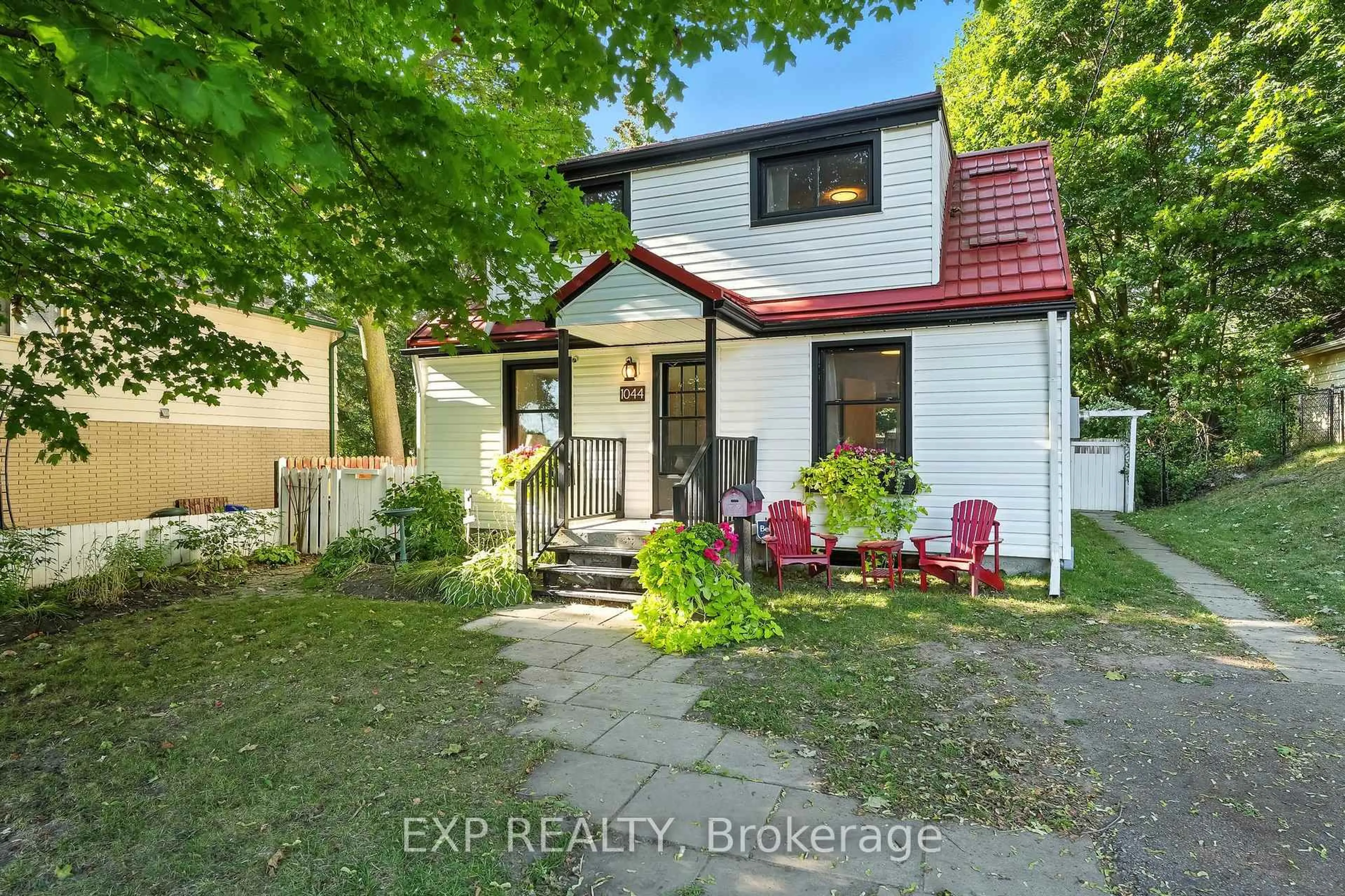 A pic from outside/outdoor area/front of a property/back of a property/a pic from drone, street for 1044 King St, Oshawa Ontario L1H 1H5