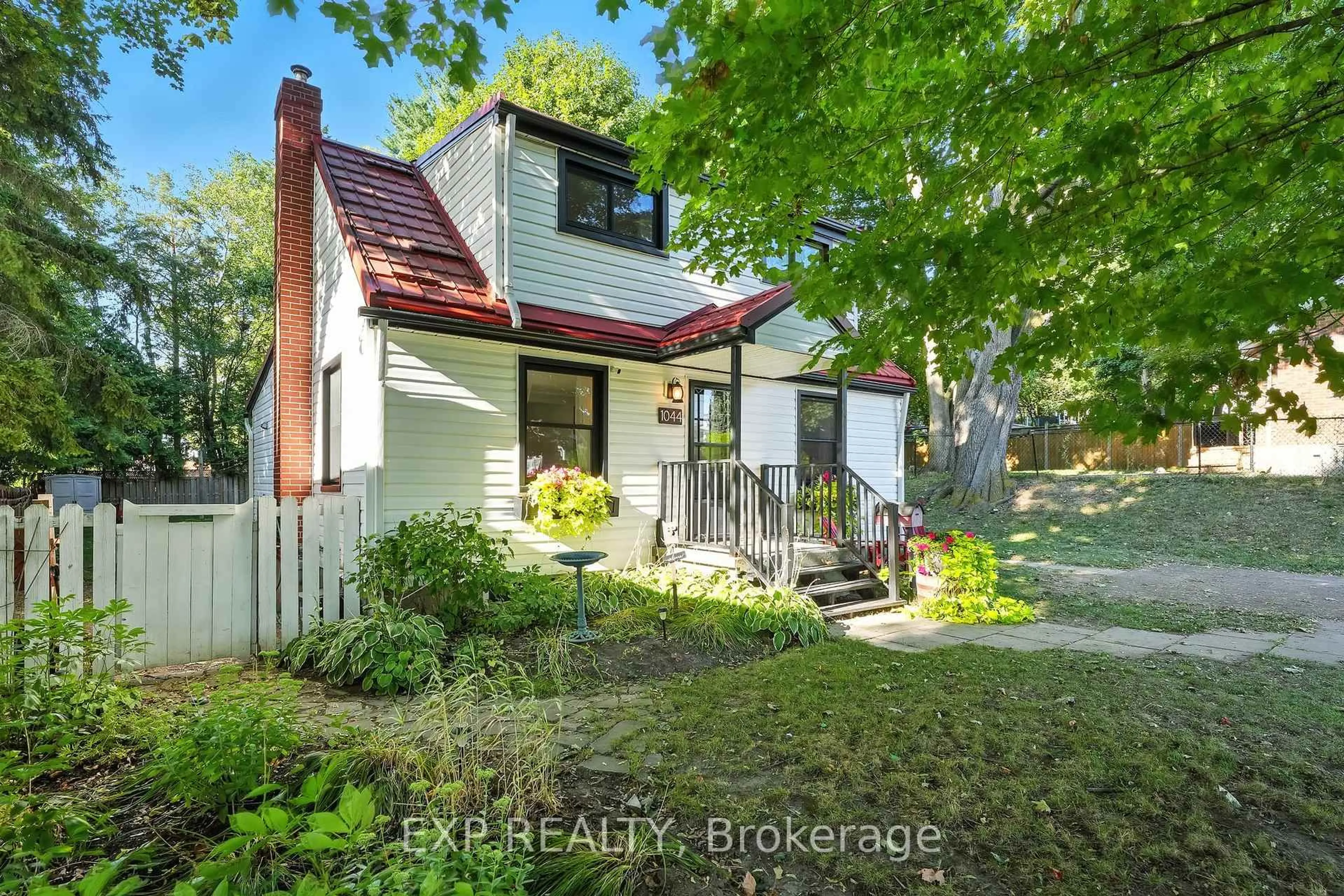 A pic from outside/outdoor area/front of a property/back of a property/a pic from drone, street for 1044 King St, Oshawa Ontario L1H 1H5