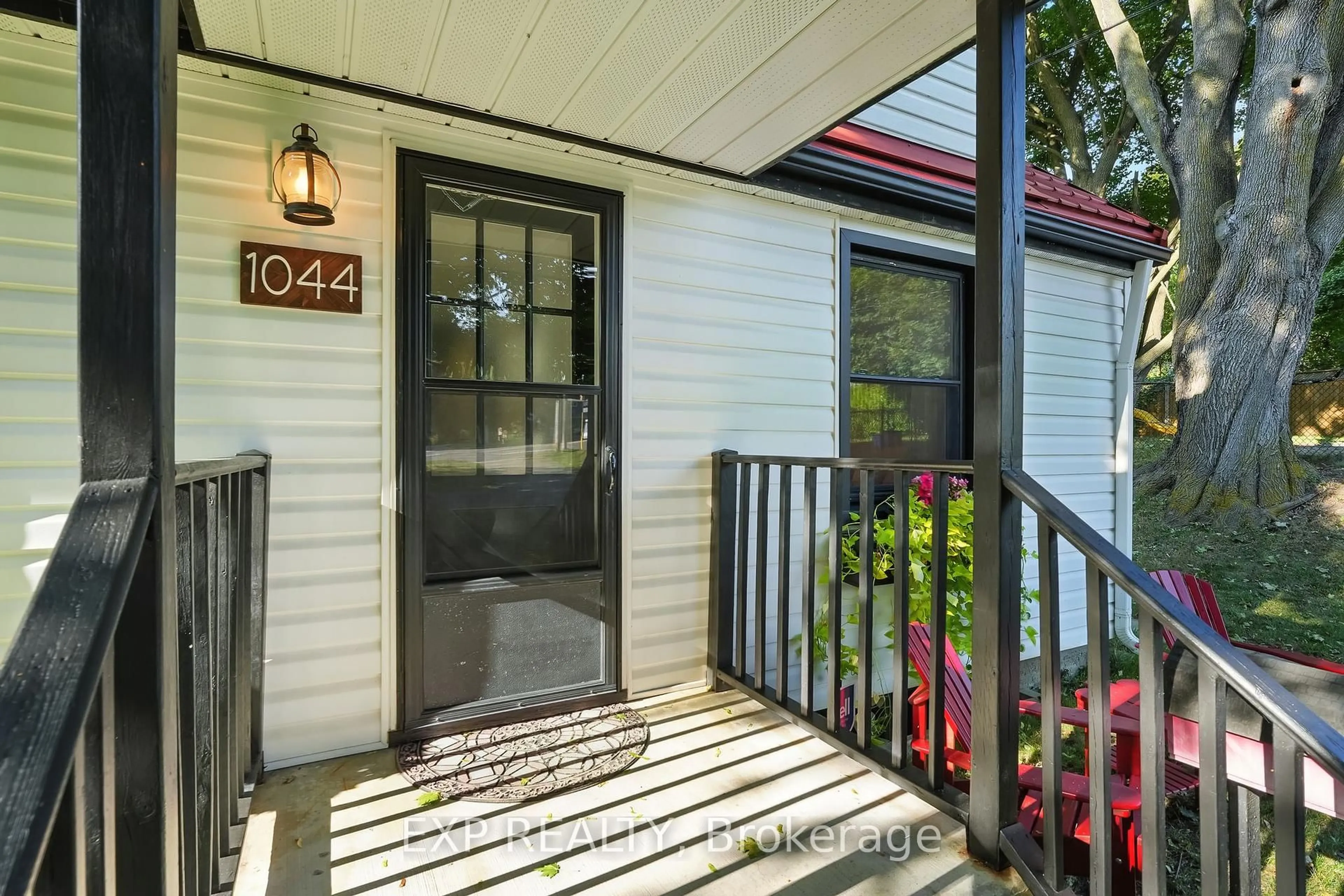 Indoor entryway for 1044 King St, Oshawa Ontario L1H 1H5