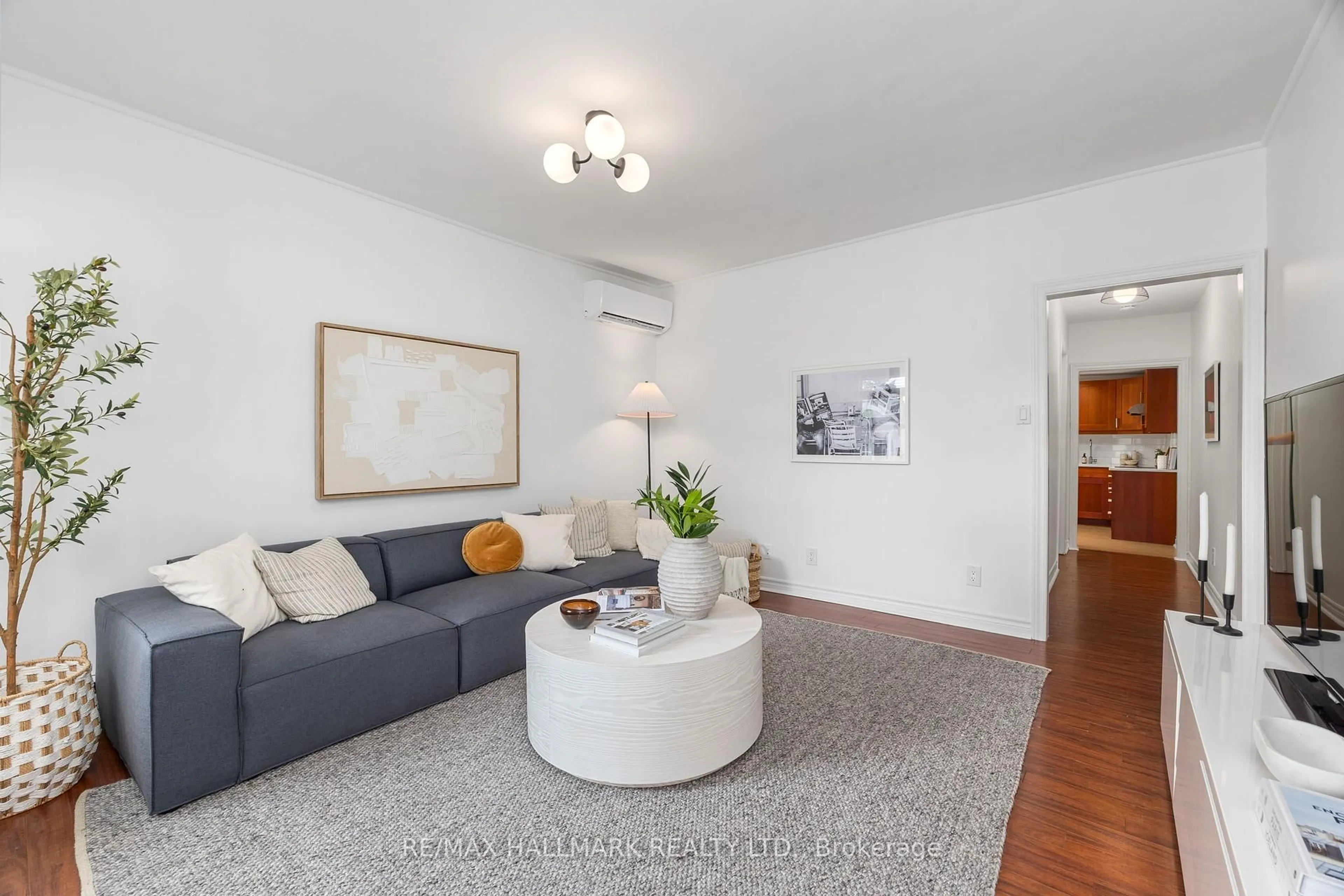 Living room with furniture, unknown for 38 Westwood Ave, Toronto Ontario M4K 2A8