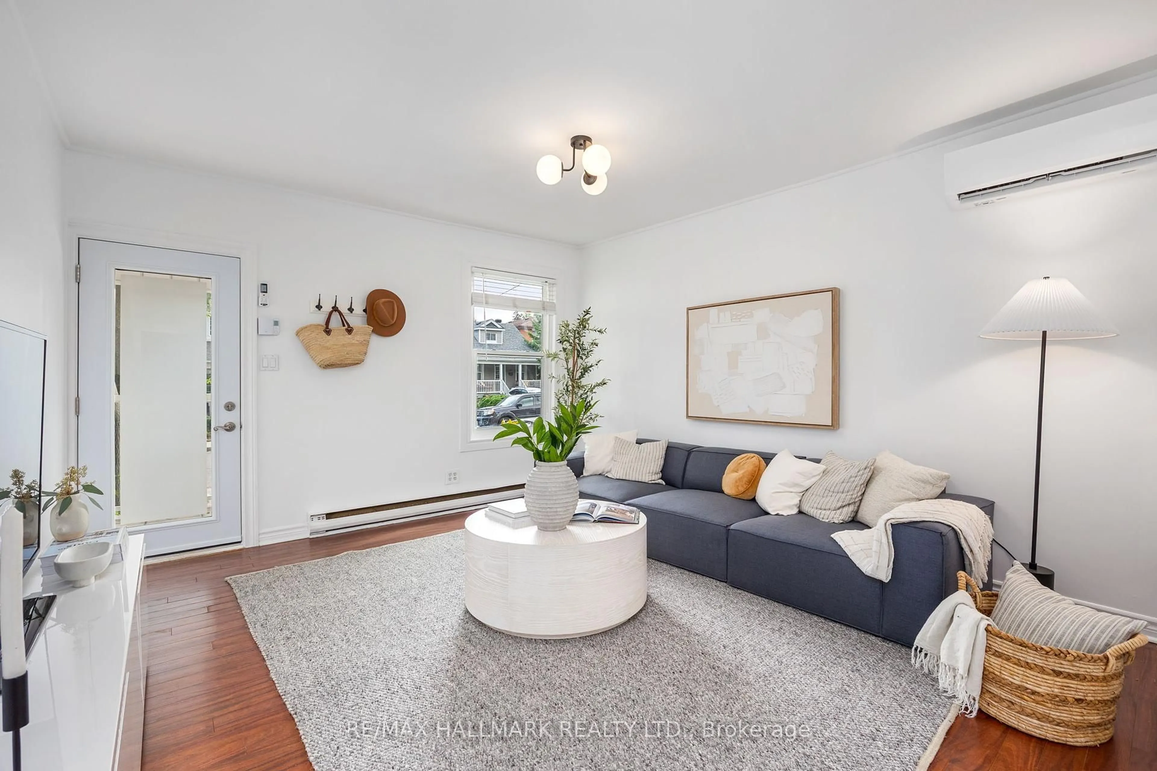 Living room with furniture, unknown for 38 Westwood Ave, Toronto Ontario M4K 2A8