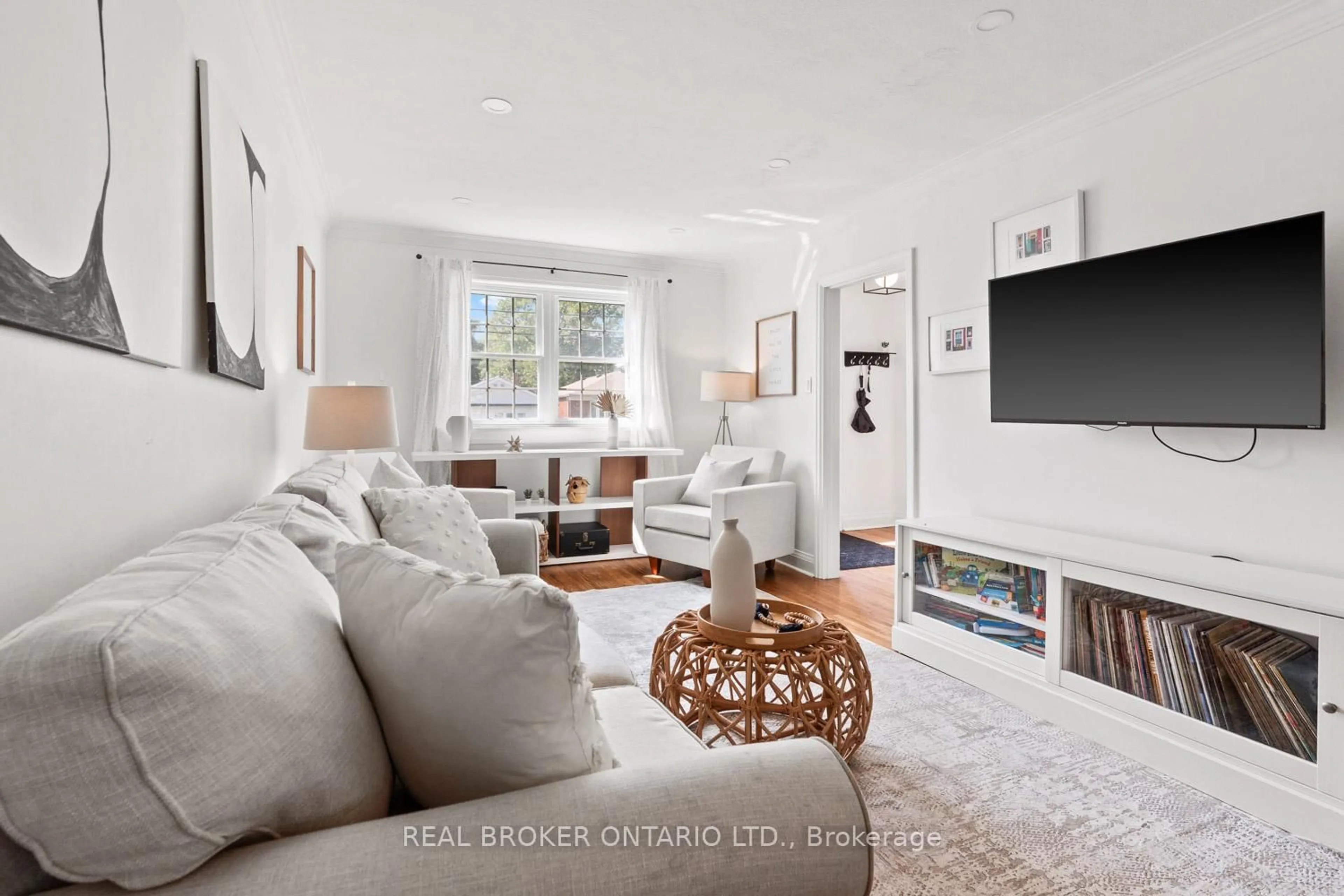 Living room with furniture, unknown for 39 Vanbrugh Ave, Toronto Ontario M1N 3S8