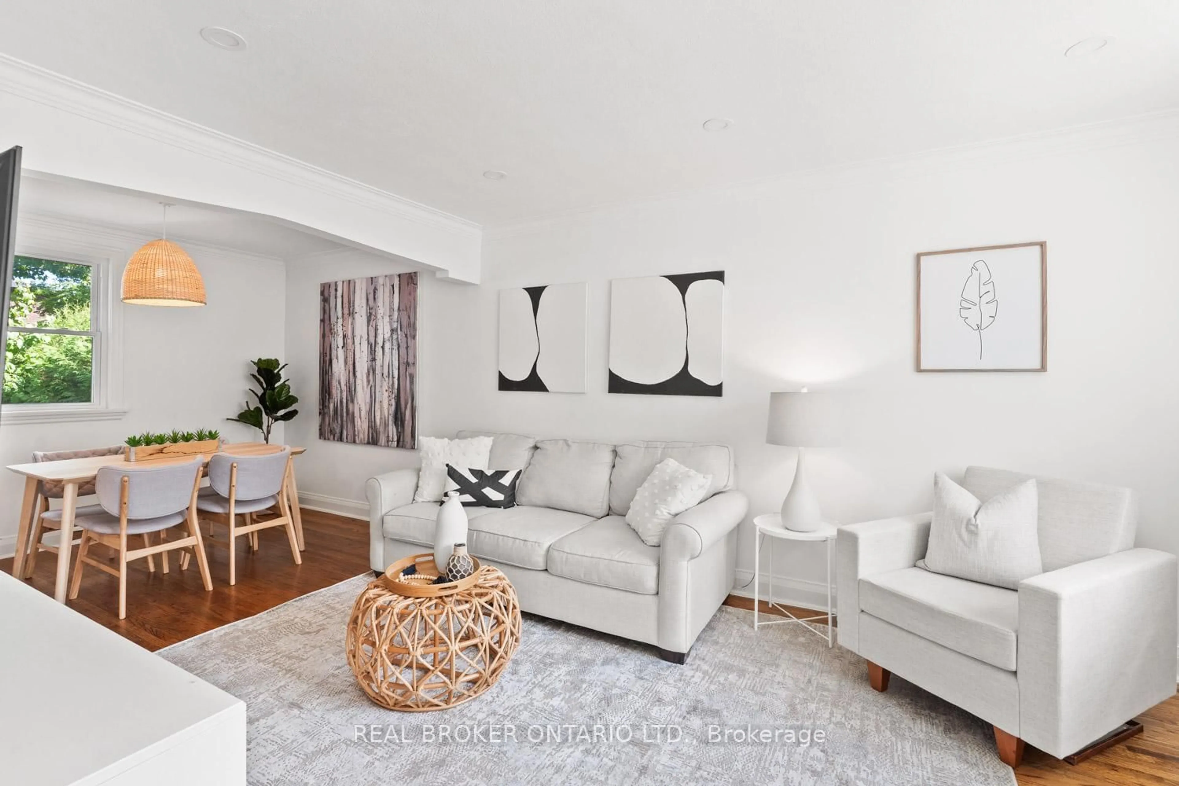 Living room with furniture, unknown for 39 Vanbrugh Ave, Toronto Ontario M1N 3S8