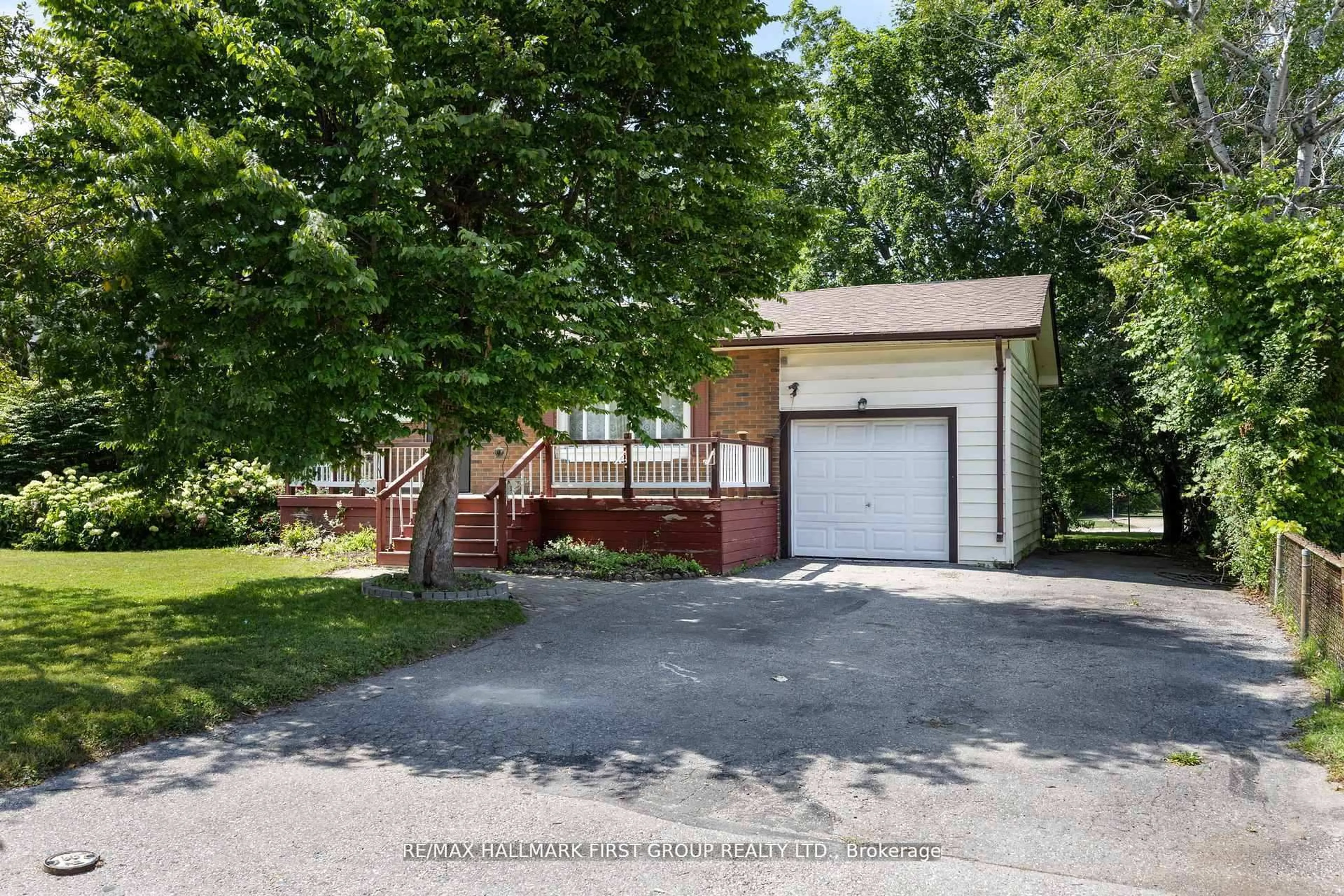 A pic from outside/outdoor area/front of a property/back of a property/a pic from drone, street for 20 Lambard Cres, Ajax Ontario L1S 1M5