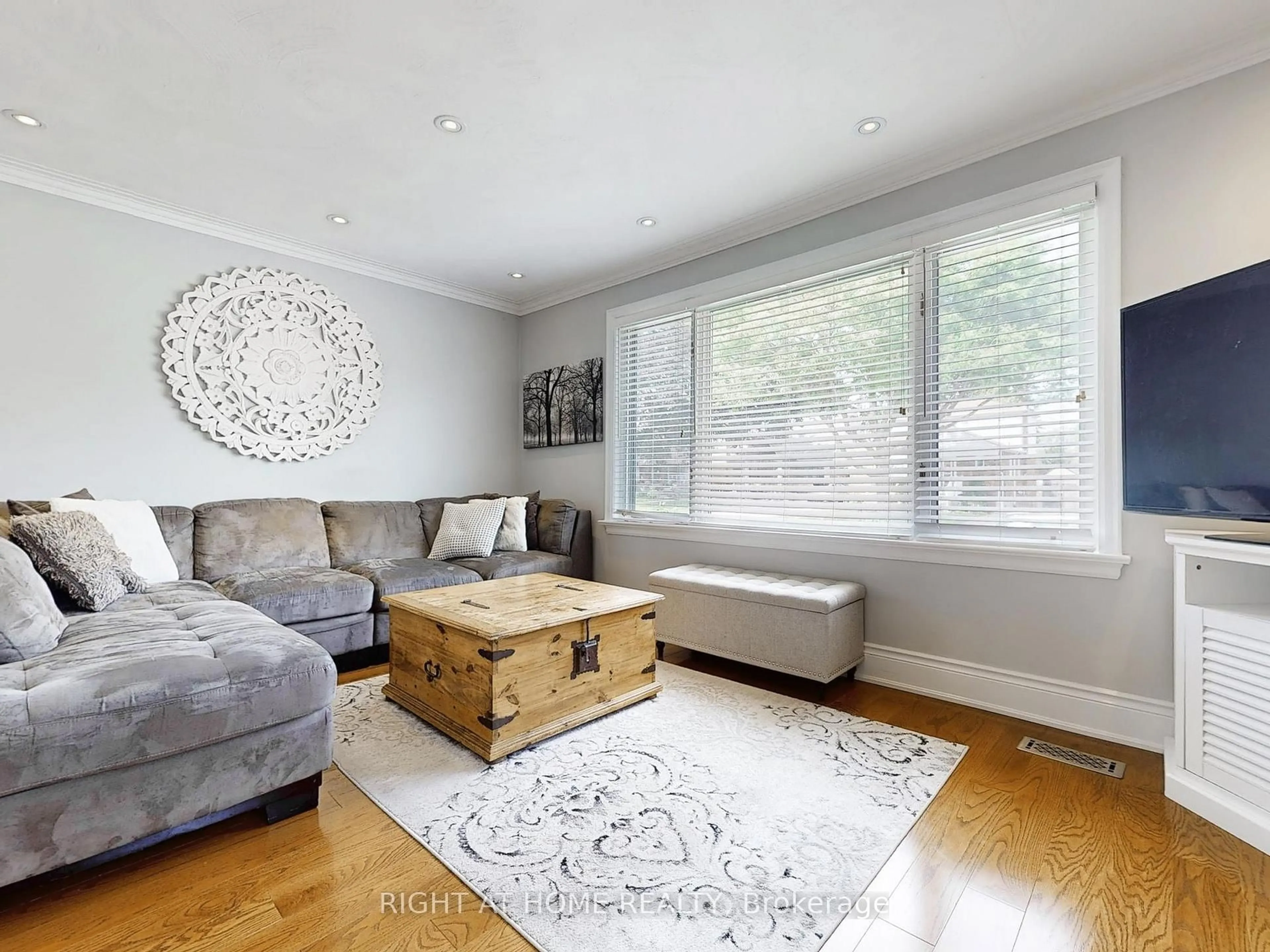 Living room with furniture, wood/laminate floor for 120 Marchington Circ, Toronto Ontario M1R 3M7