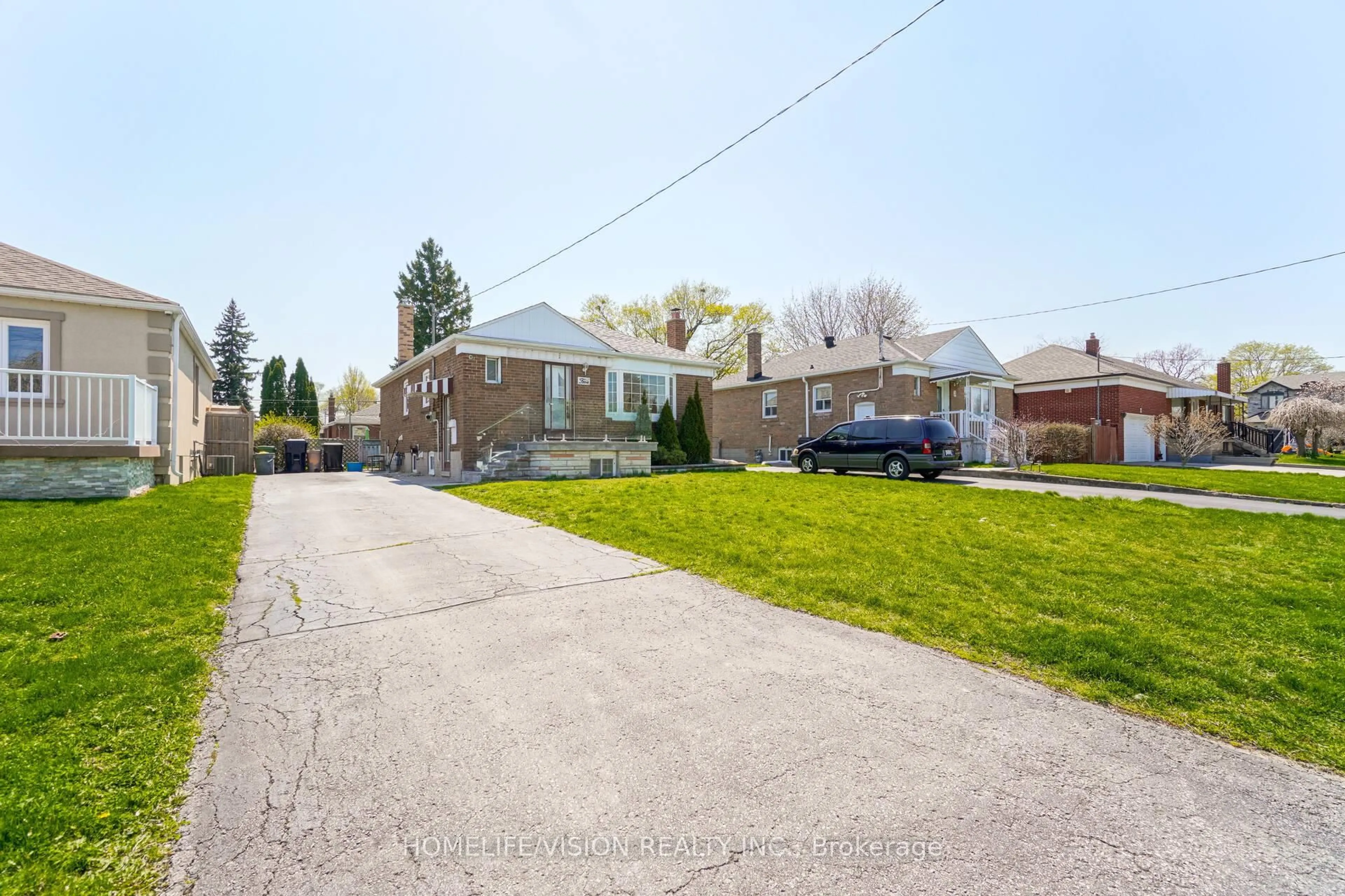 A pic from outside/outdoor area/front of a property/back of a property/a pic from drone, street for 5 Orlando Blvd, Toronto Ontario M1R 3N5