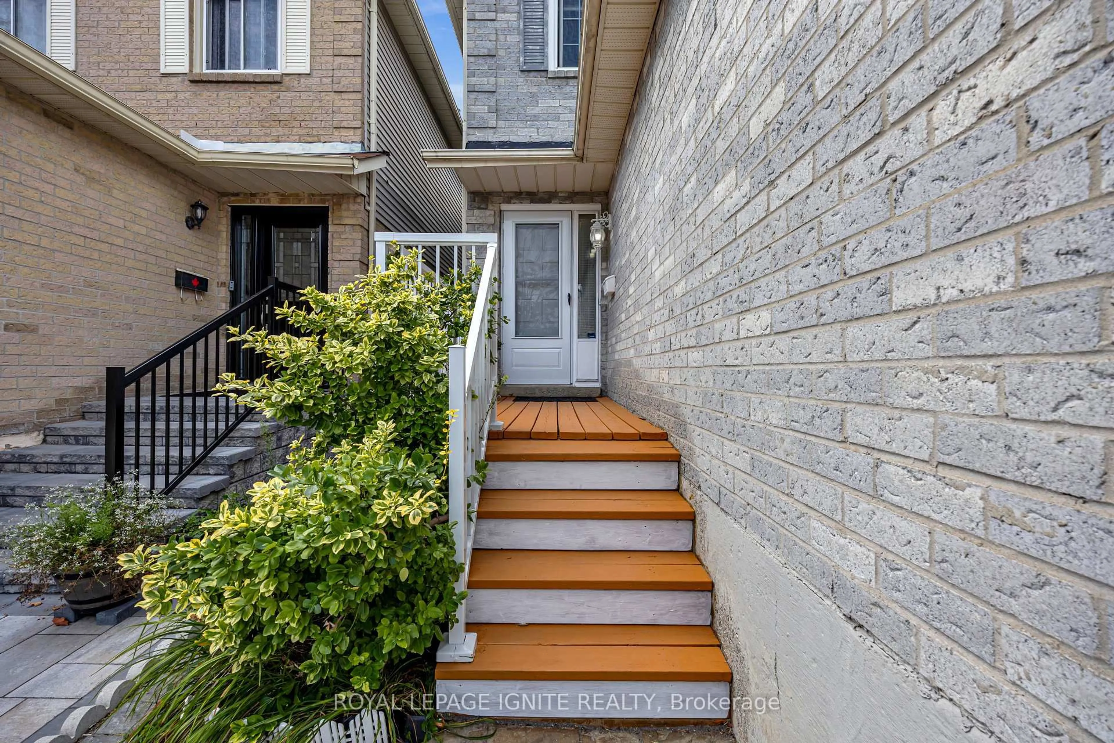 Stairs for 2156 Duberry Dr, Pickering Ontario L1X 2A5