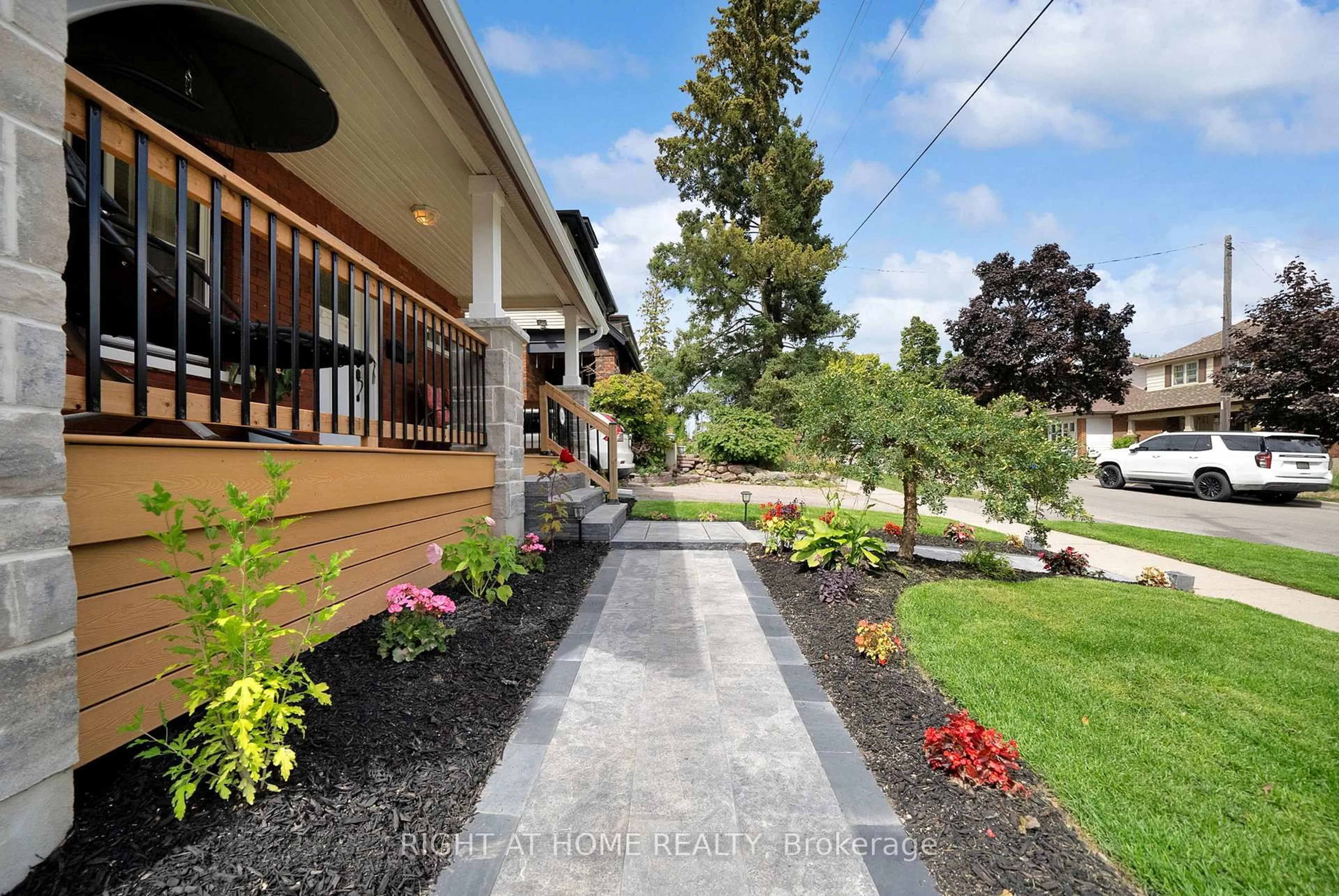 Patio, street for 84 Oshawa Blvd, Oshawa Ontario L1G 5V6
