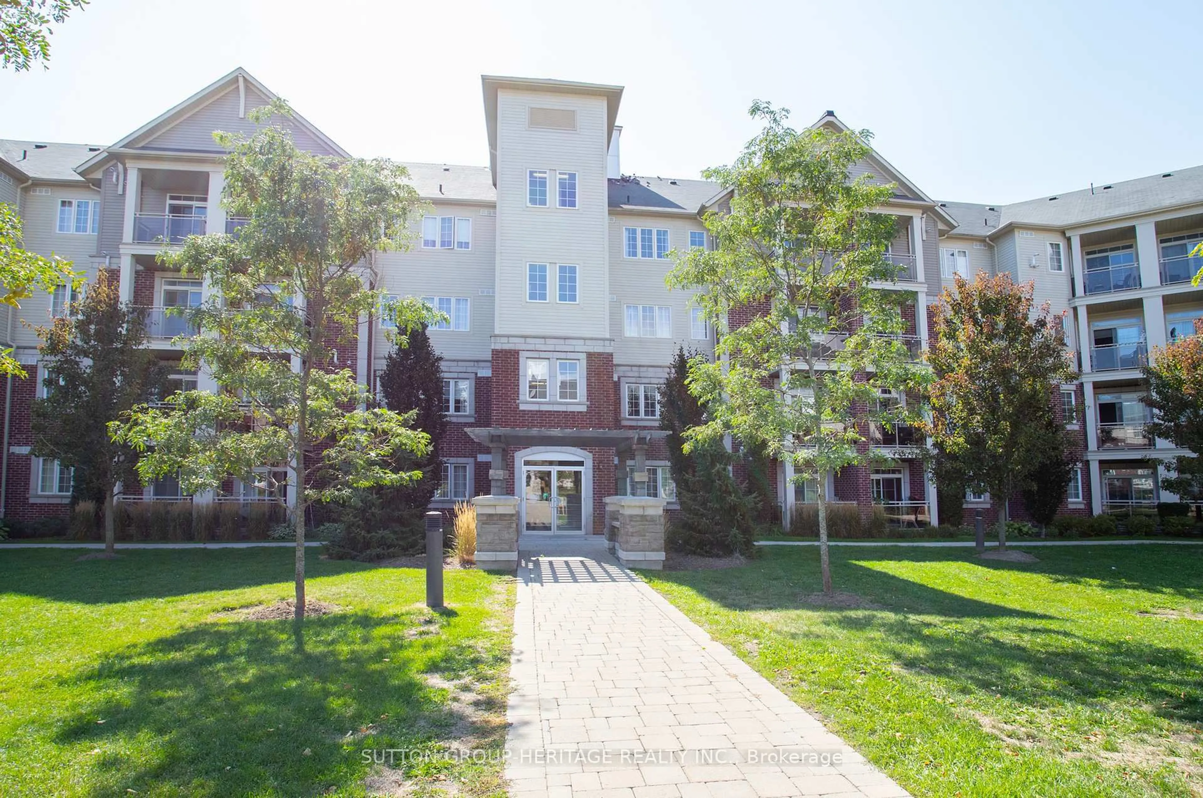 Patio, building for 84 Aspen Springs Dr #205, Clarington Ontario L1C 0V3