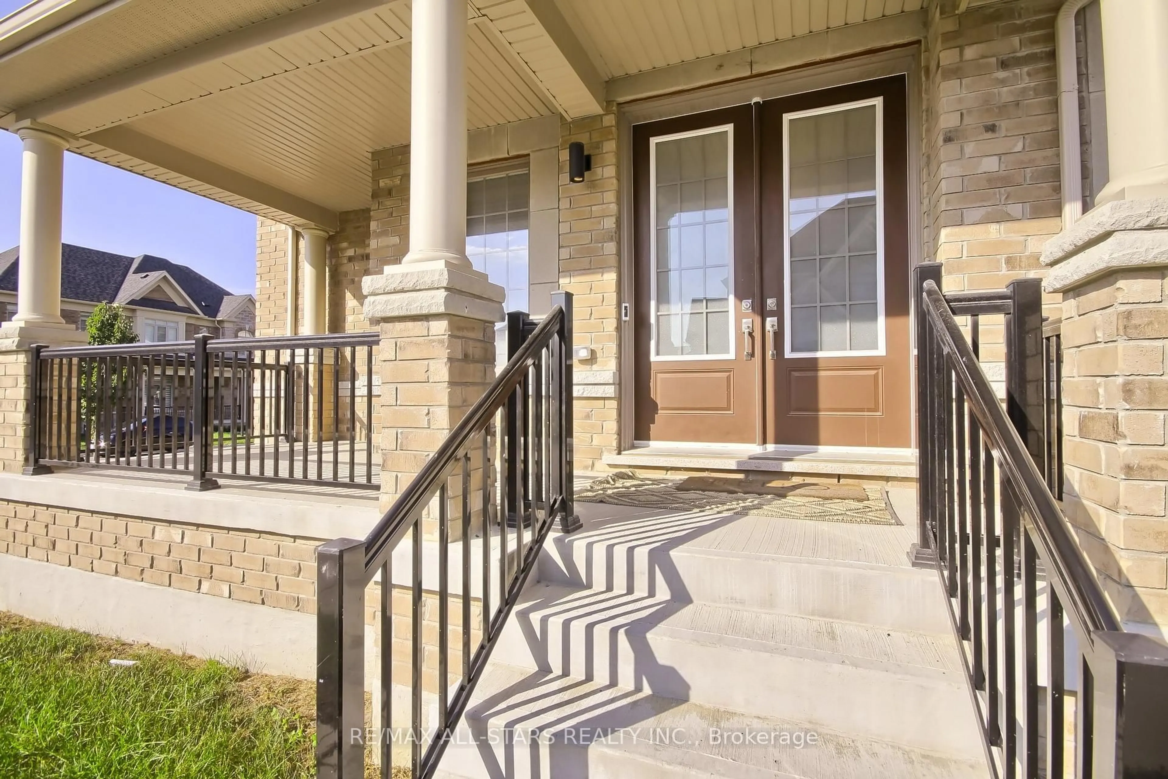 Indoor entryway for 18 Pennine Dr, Whitby Ontario L1P 0C3
