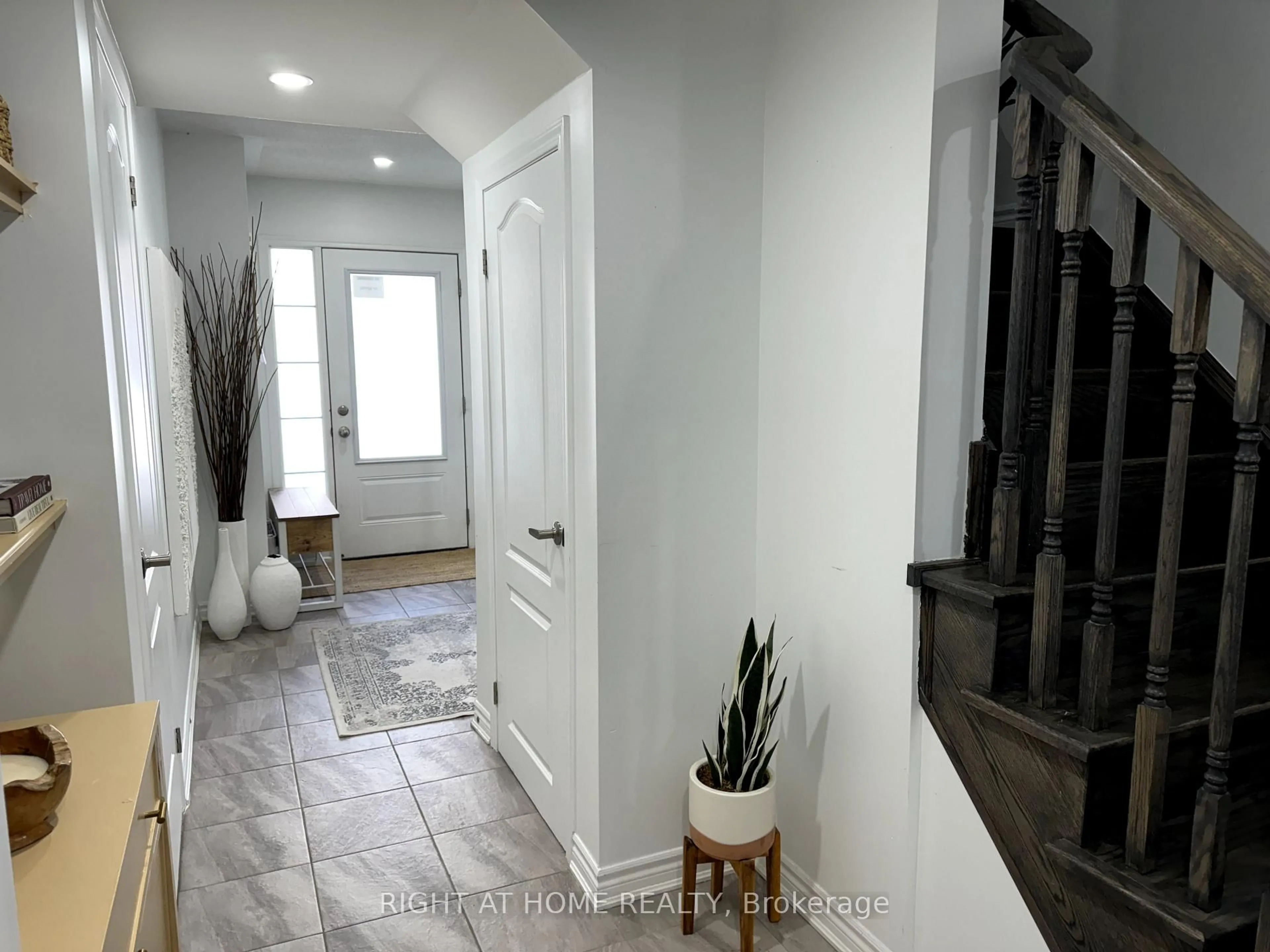 Indoor entryway for 72 Ayers Cres, Toronto Ontario M1L 0C4