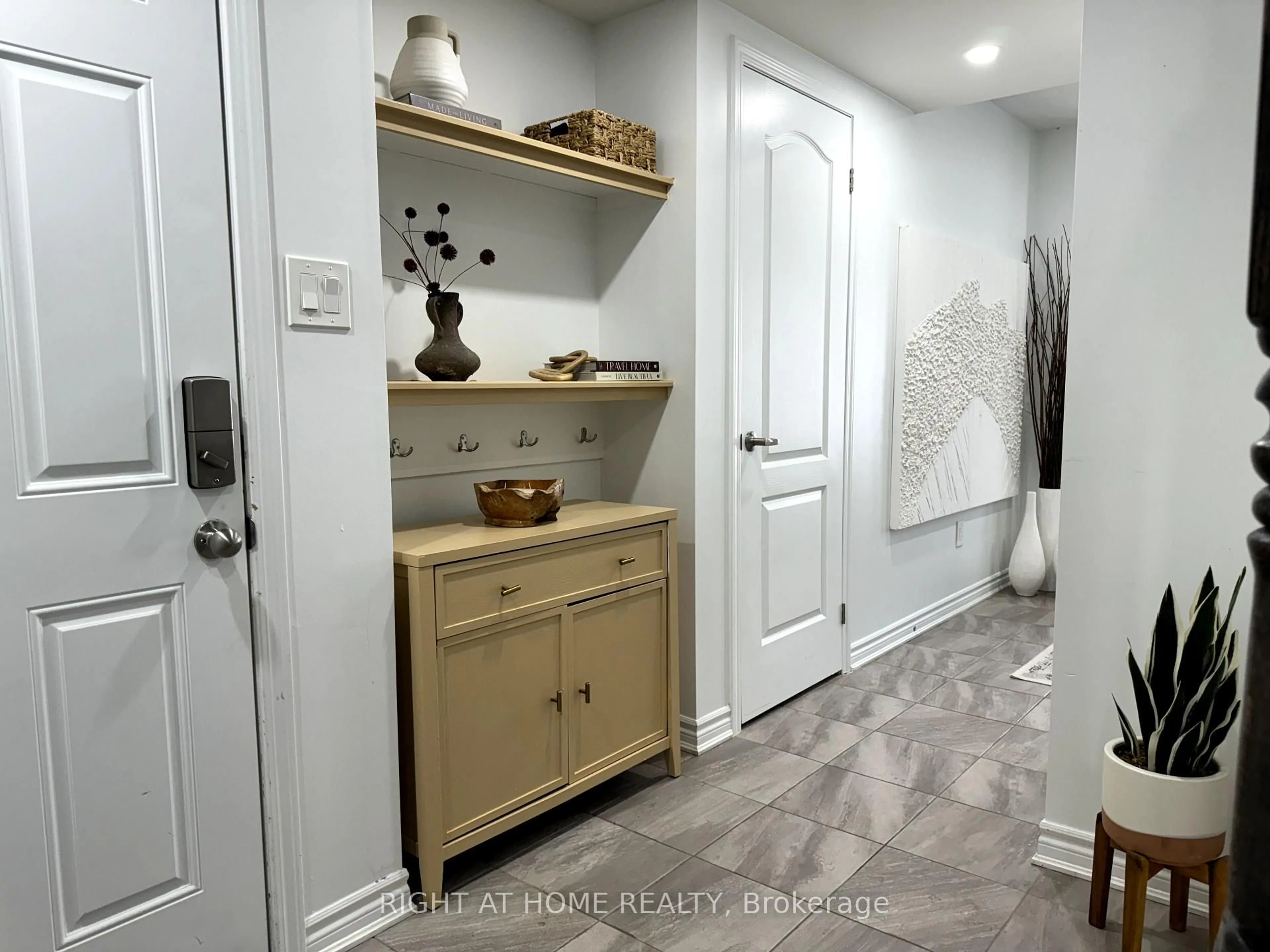 Indoor entryway for 72 Ayers Cres, Toronto Ontario M1L 0C4