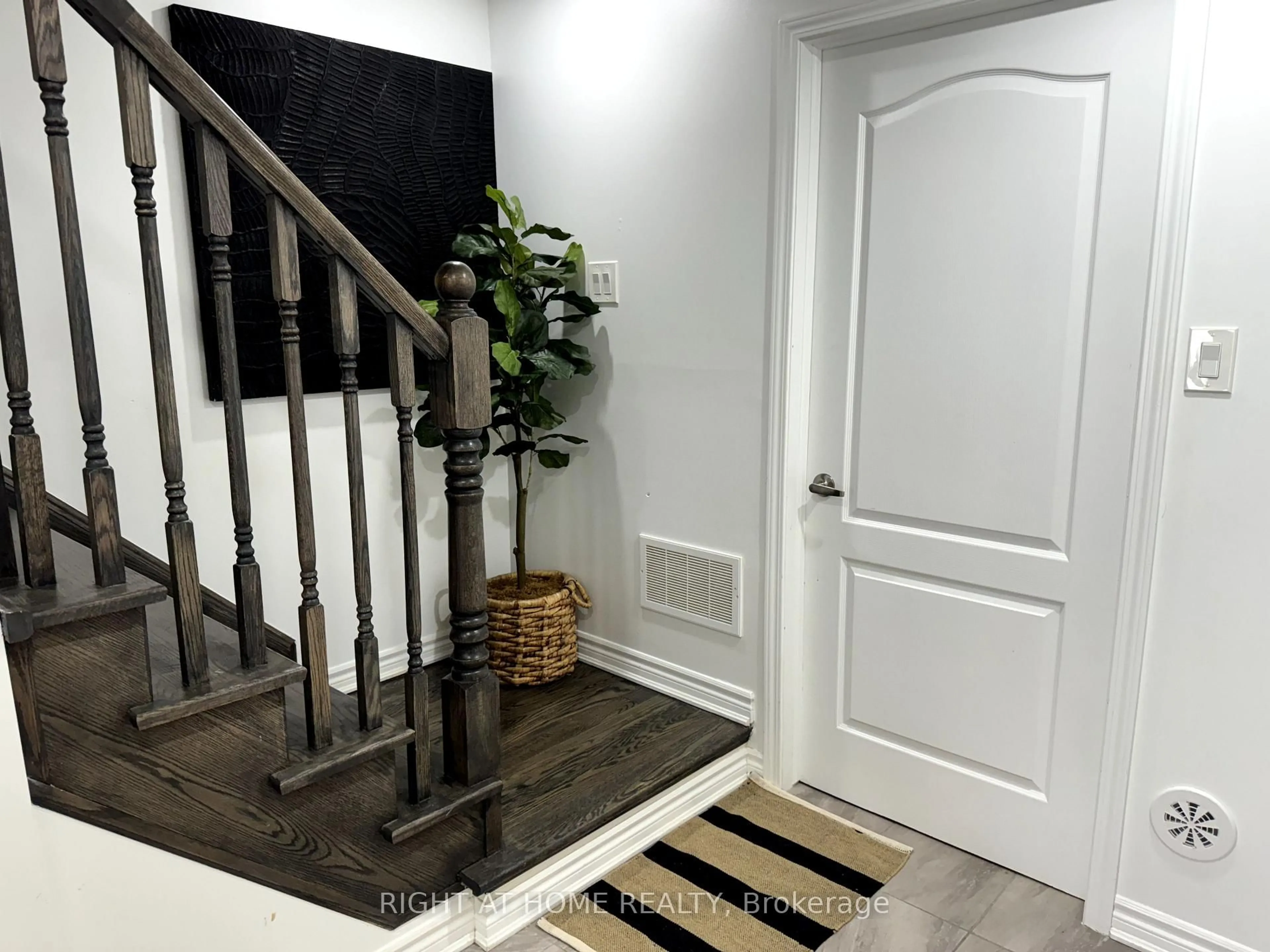 Indoor entryway for 72 Ayers Cres, Toronto Ontario M1L 0C4