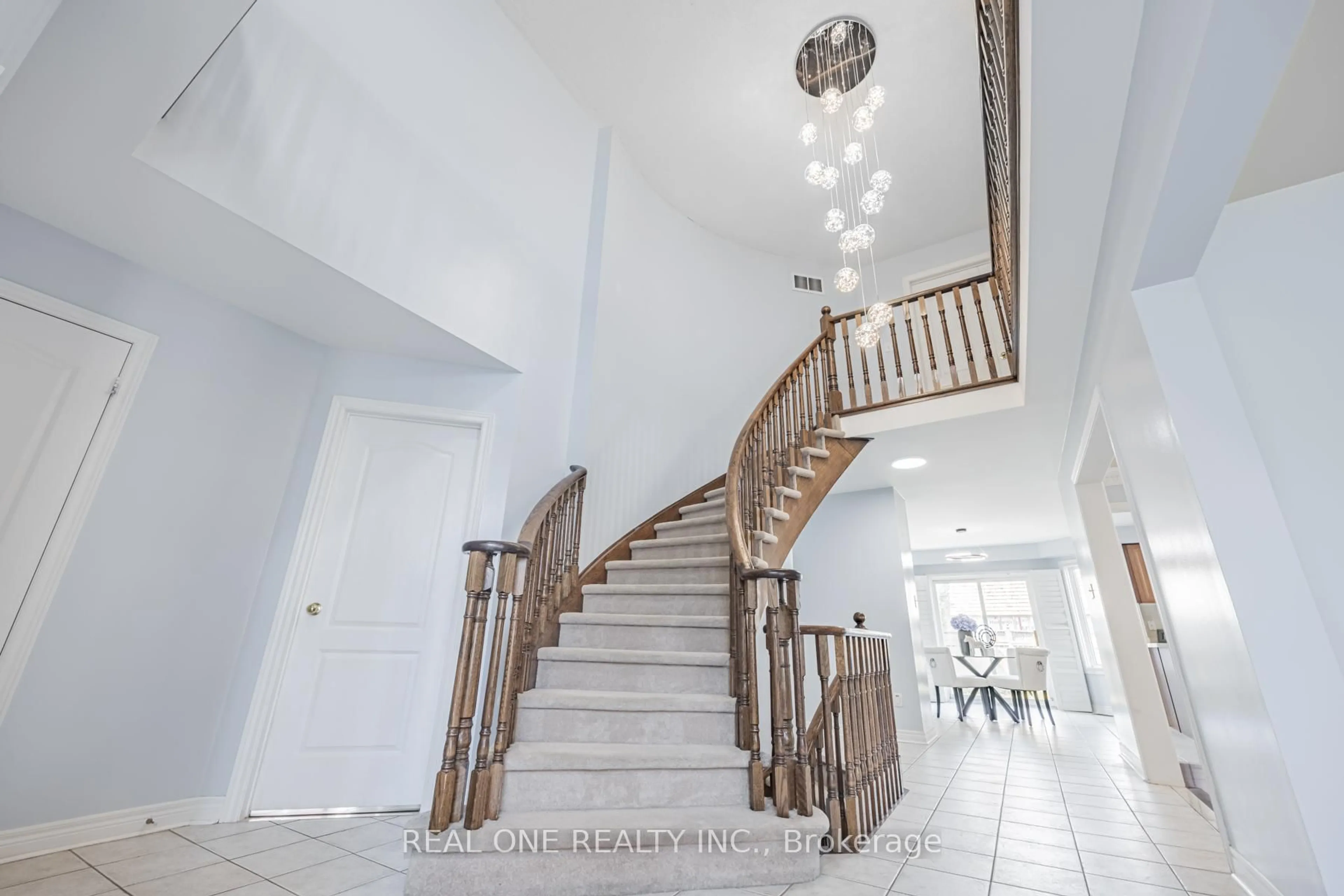 Indoor foyer for 26 Medland Ave, Whitby Ontario L1P 1S1