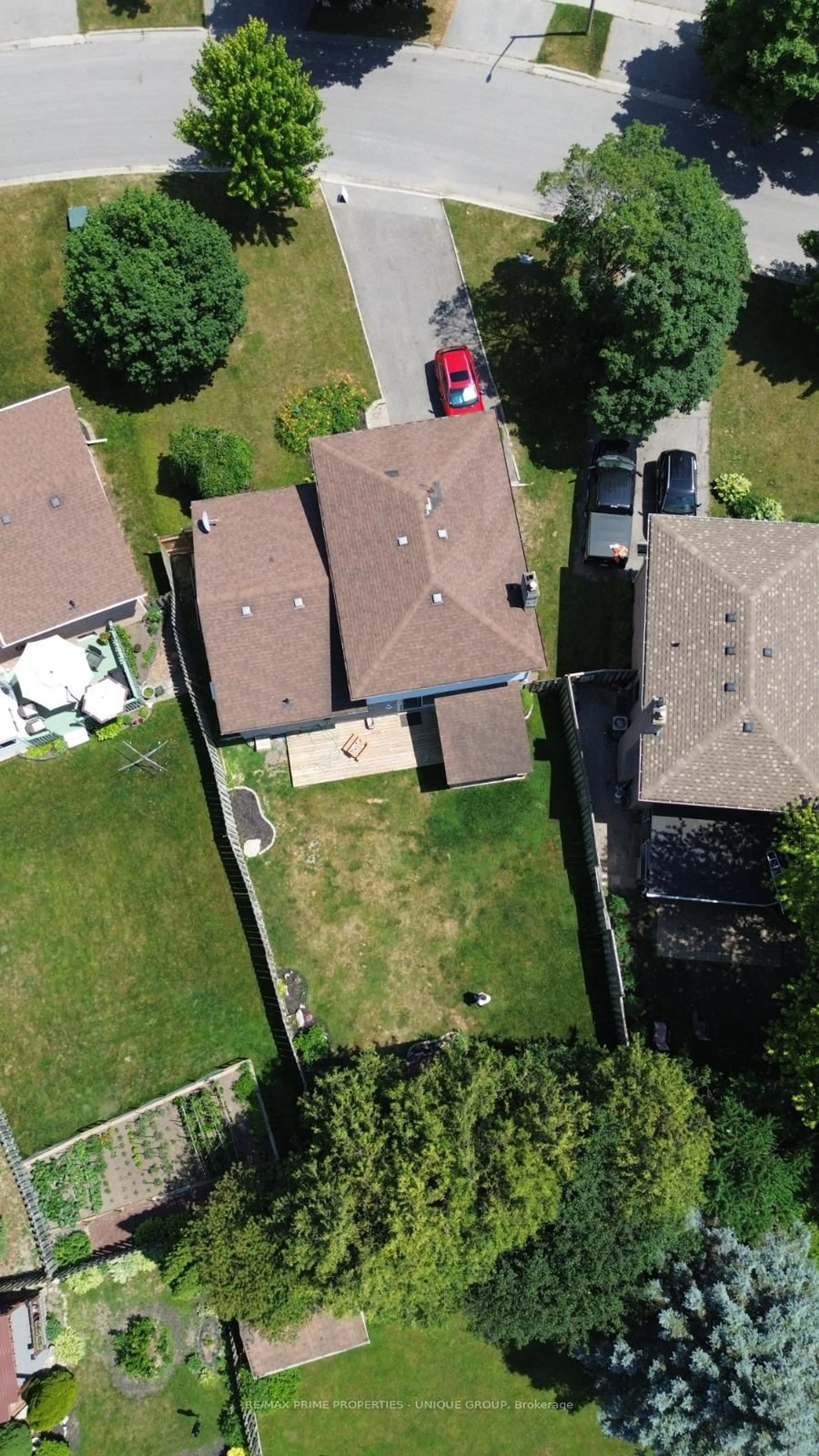 A pic from outside/outdoor area/front of a property/back of a property/a pic from drone, street for 742 Greenbriar Dr, Oshawa Ontario L1G 7J6