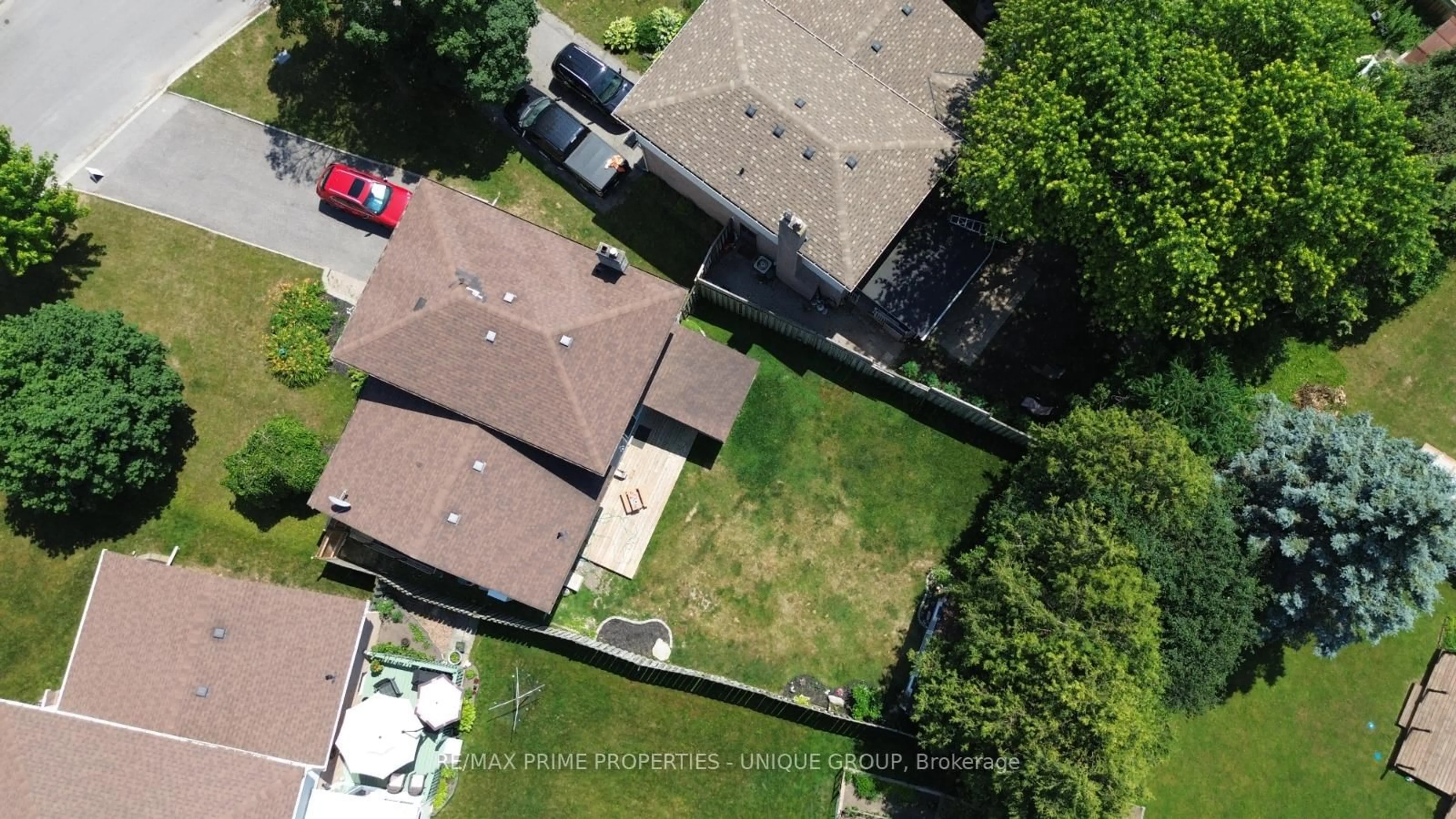 A pic from outside/outdoor area/front of a property/back of a property/a pic from drone, street for 742 Greenbriar Dr, Oshawa Ontario L1G 7J6
