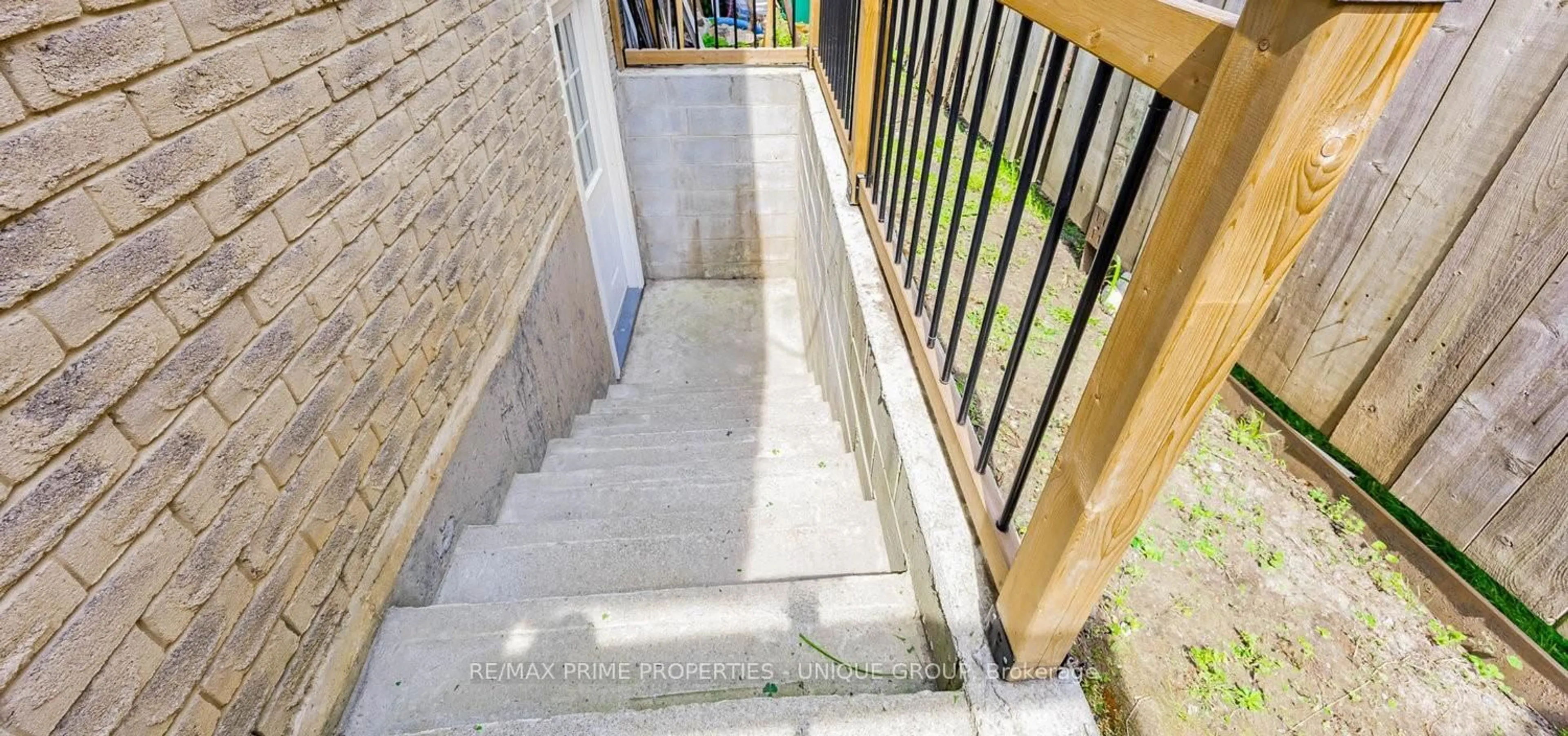 Stairs for 742 Greenbriar Dr, Oshawa Ontario L1G 7J6