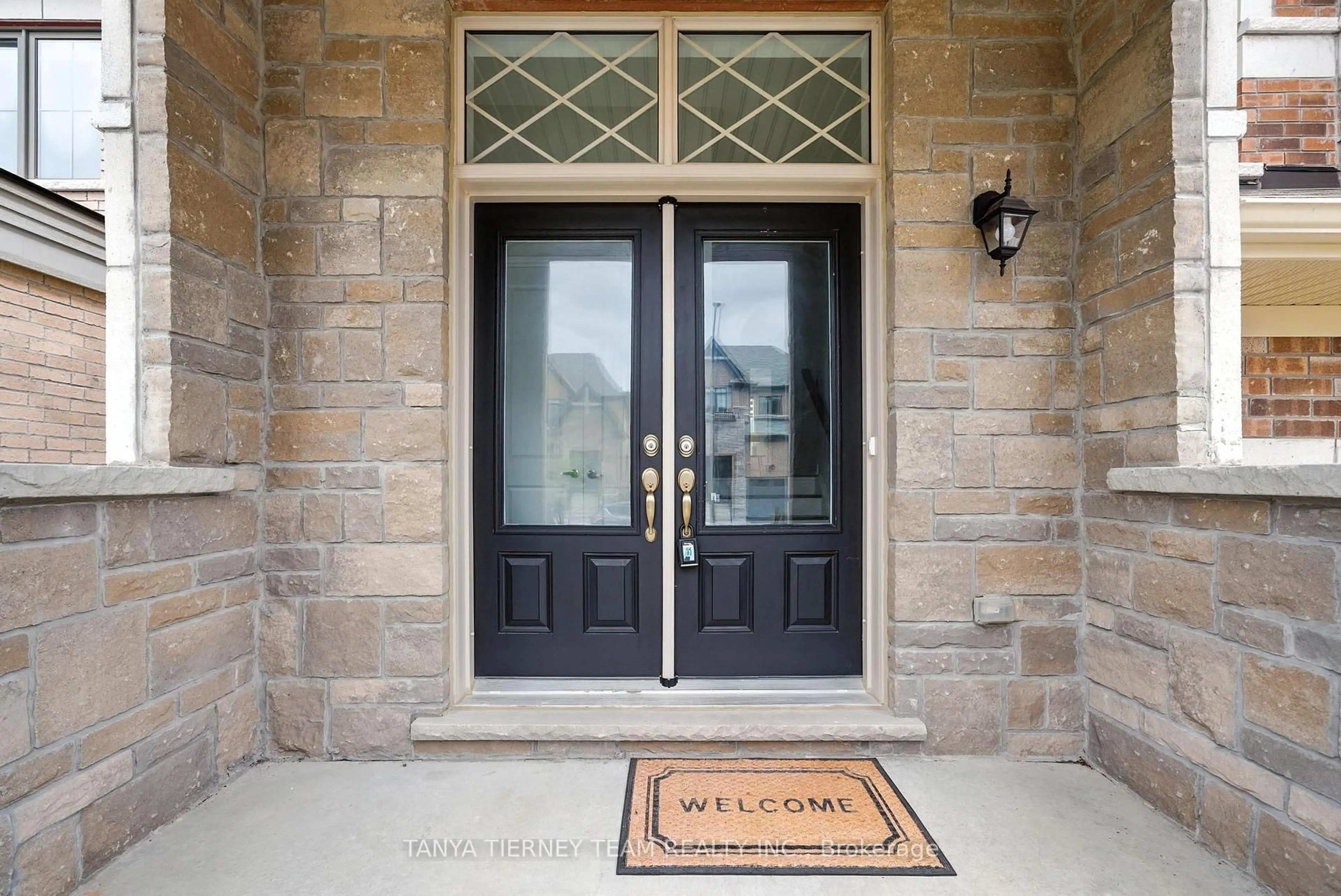 Indoor entryway for 95 Bremner St, Whitby Ontario L1R 0P9